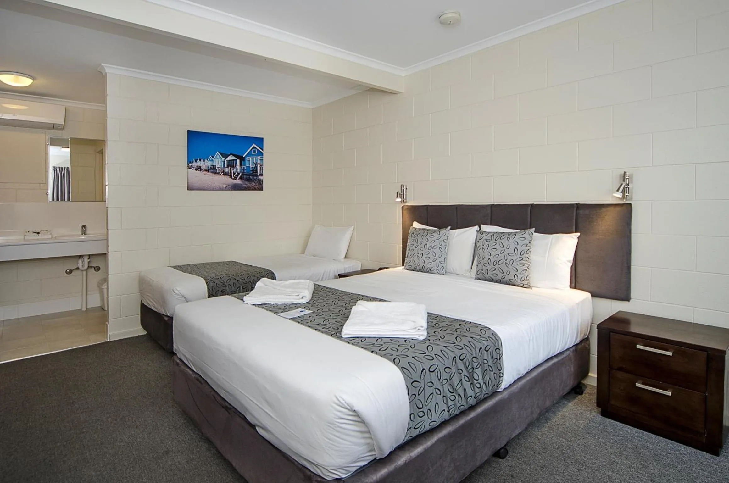 Photo of the whole room, Bed in Victor Harbor City Inn