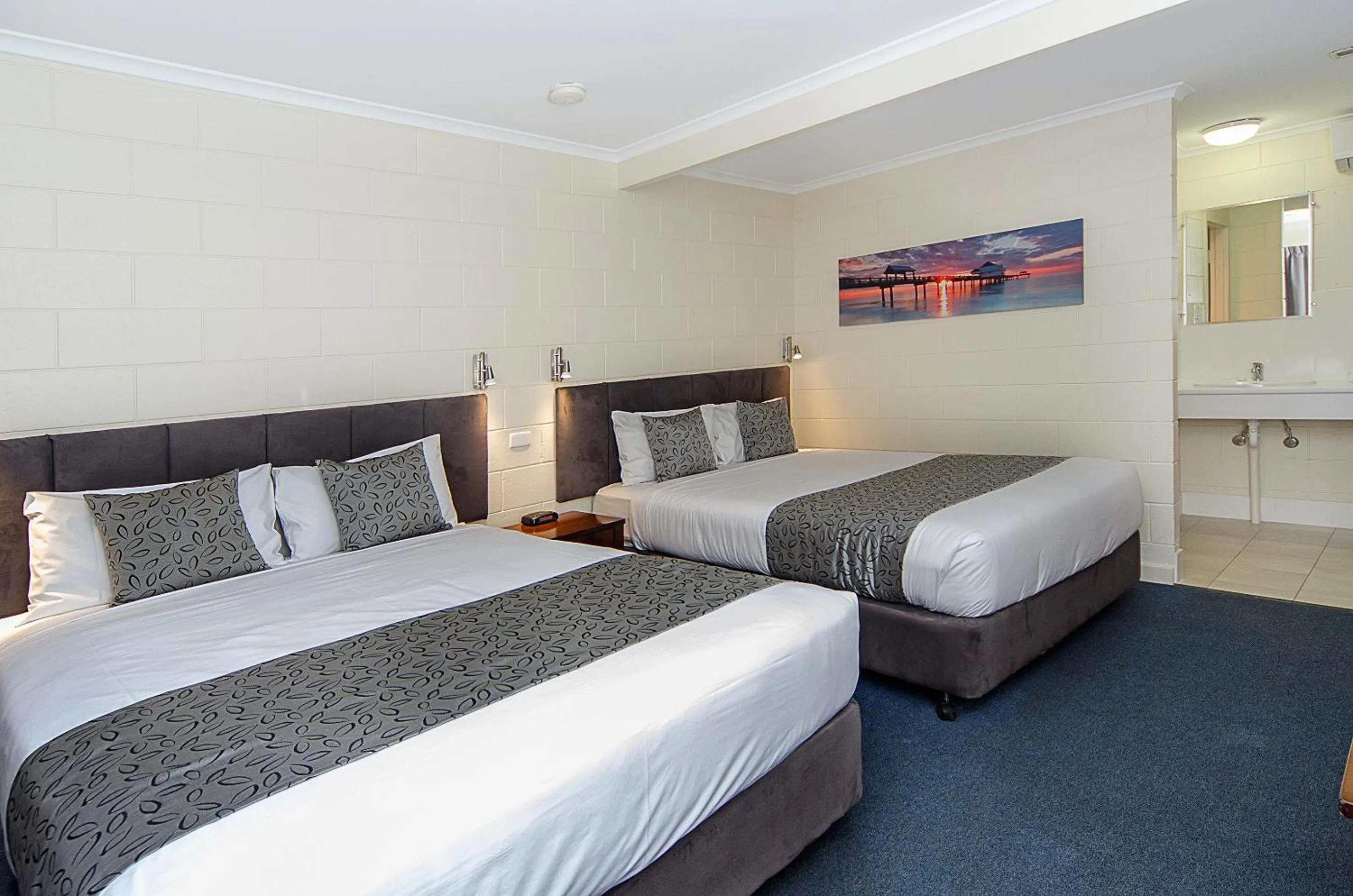 Photo of the whole room, Bed in Victor Harbor City Inn