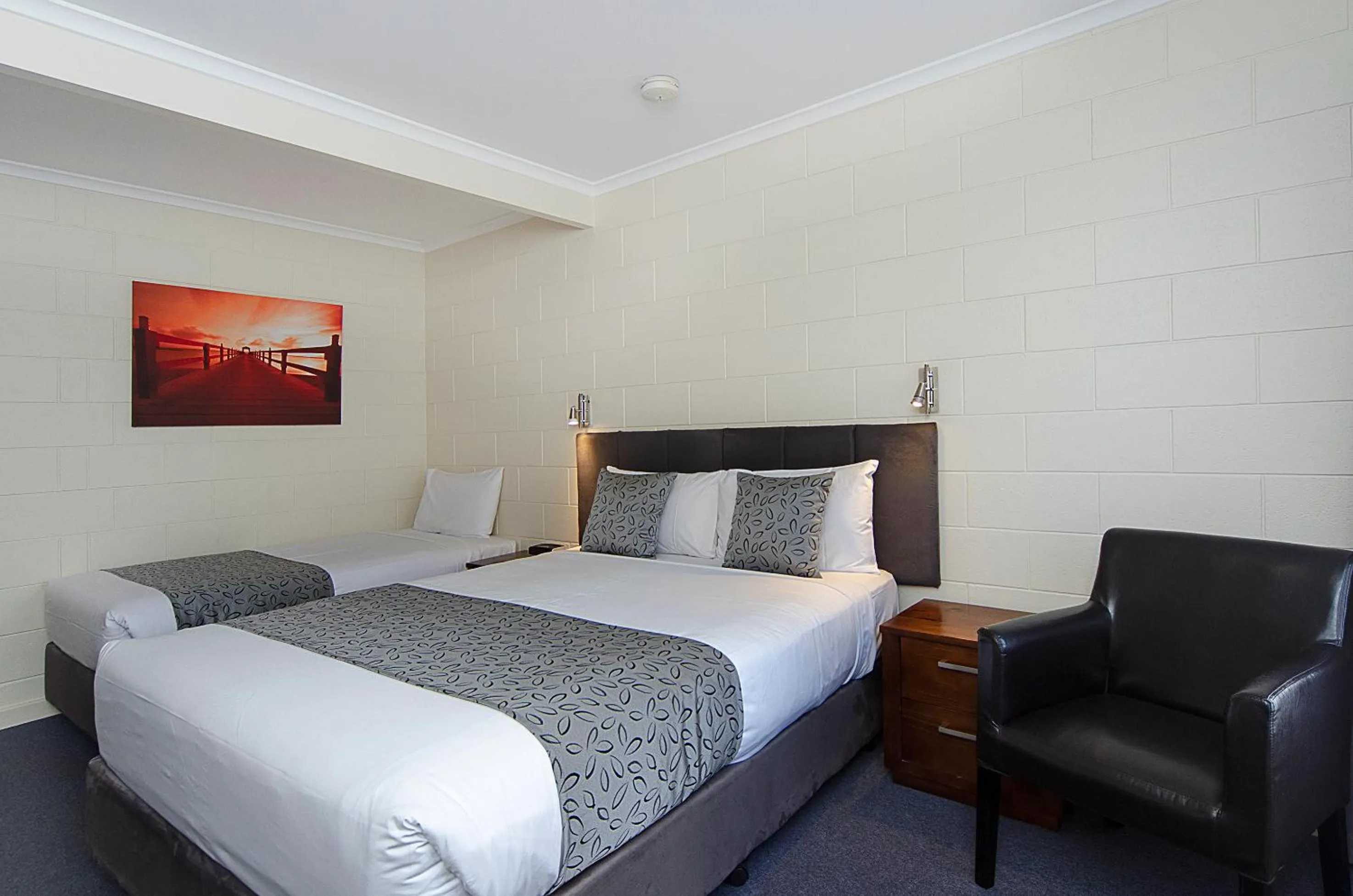 Photo of the whole room, Bed in Victor Harbor City Inn
