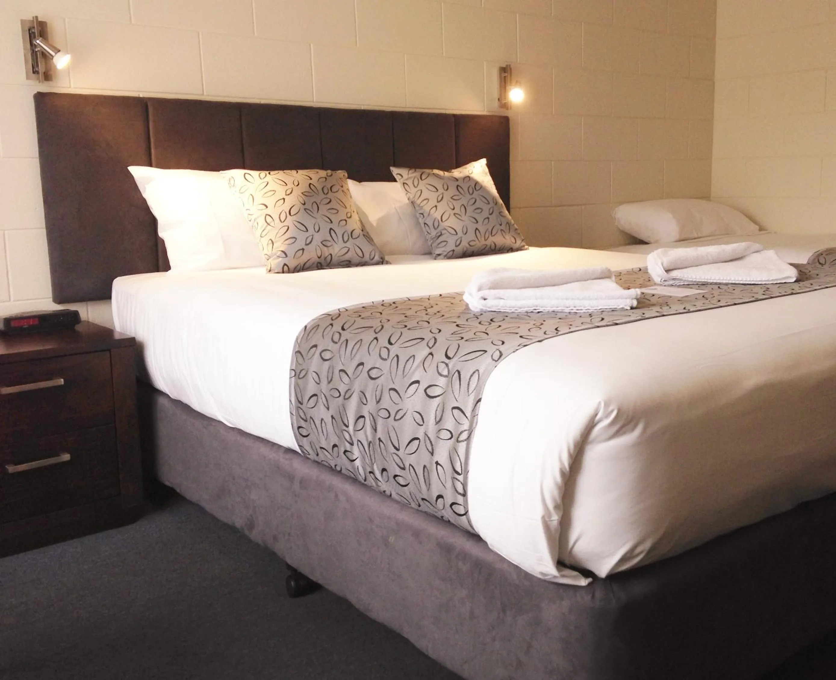 Bed in Victor Harbor City Inn