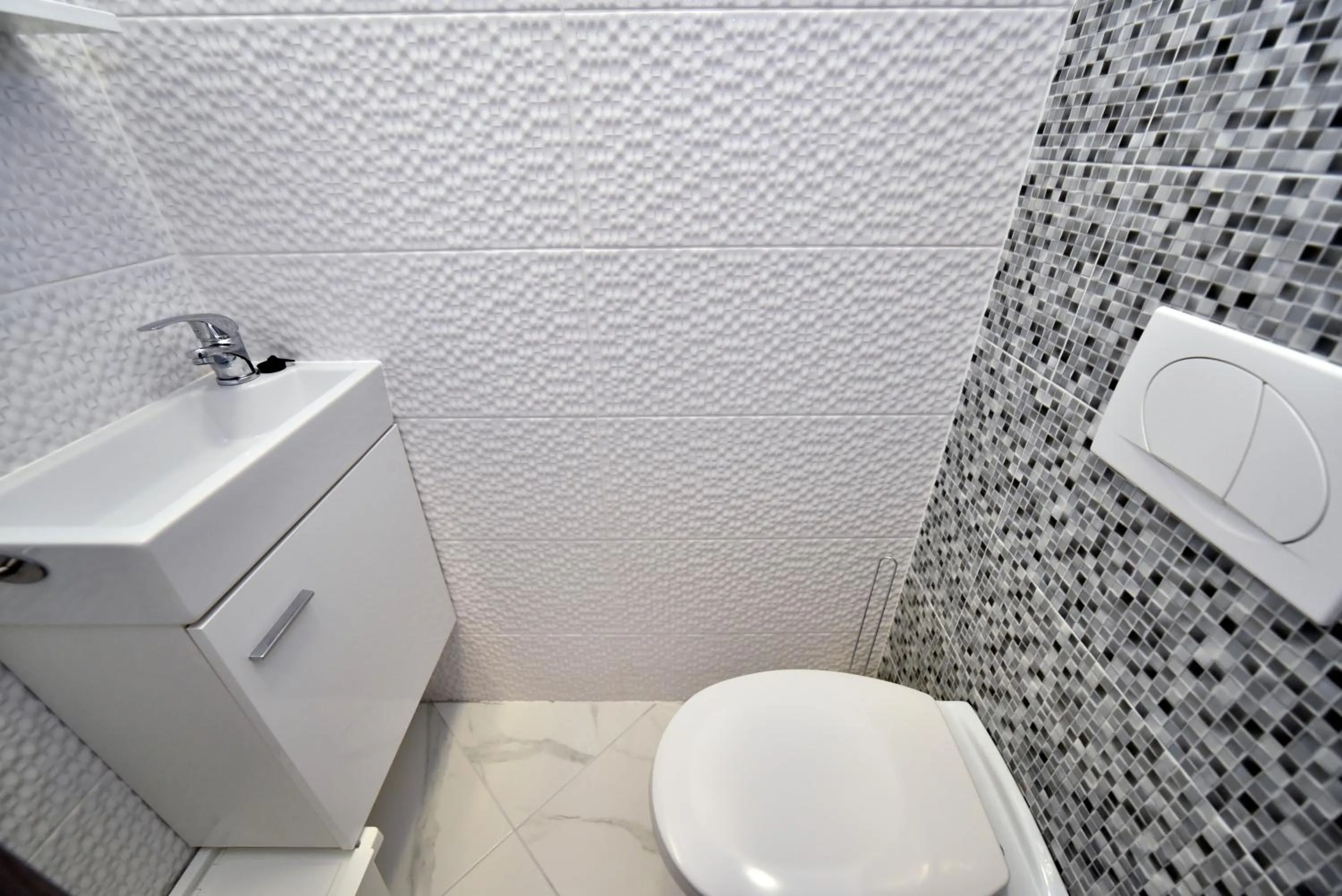 Toilet in Apartment Sermazi
