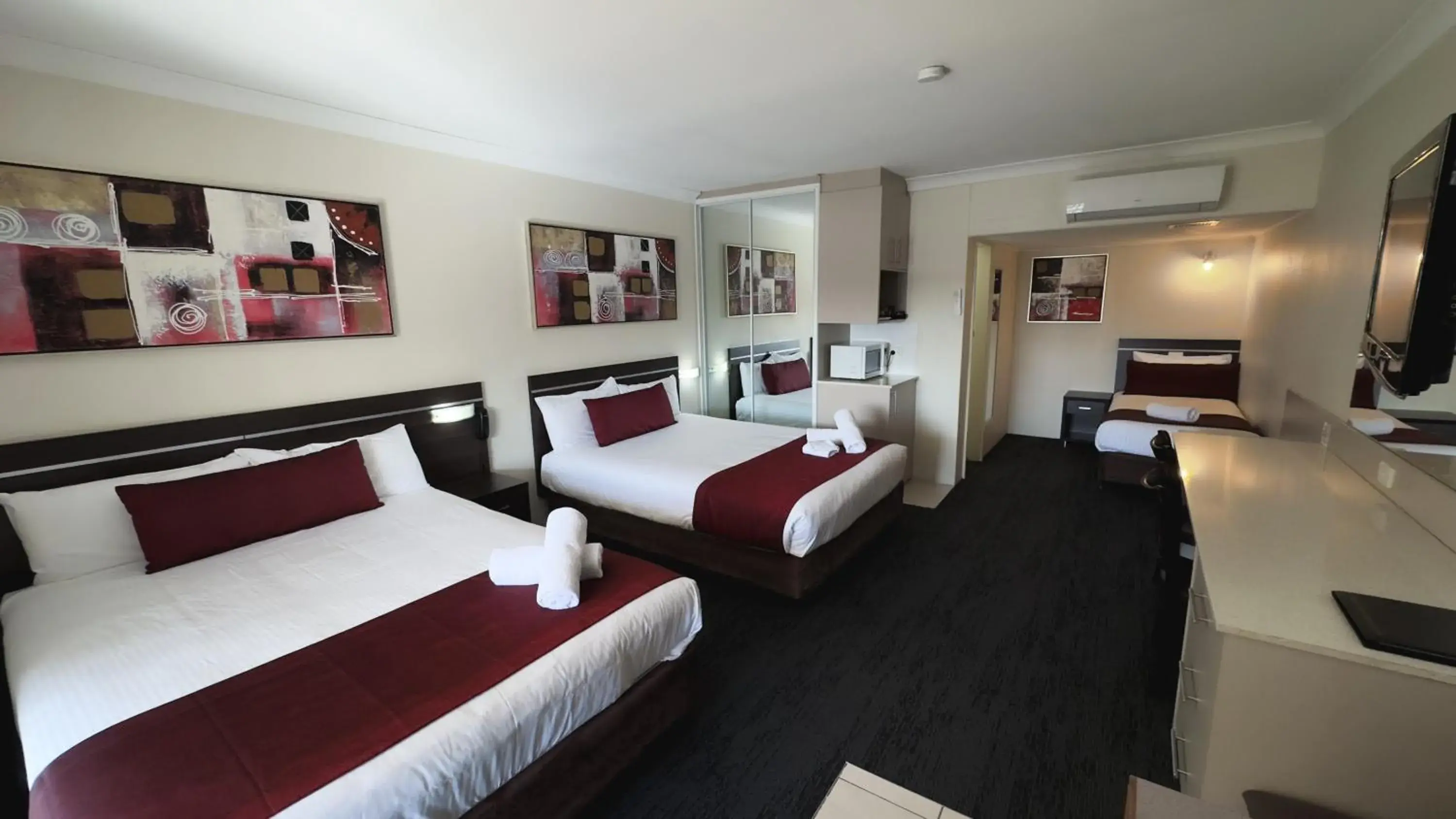 Bed in Golden West Motor Inn Bed in Golden West Motor Inn