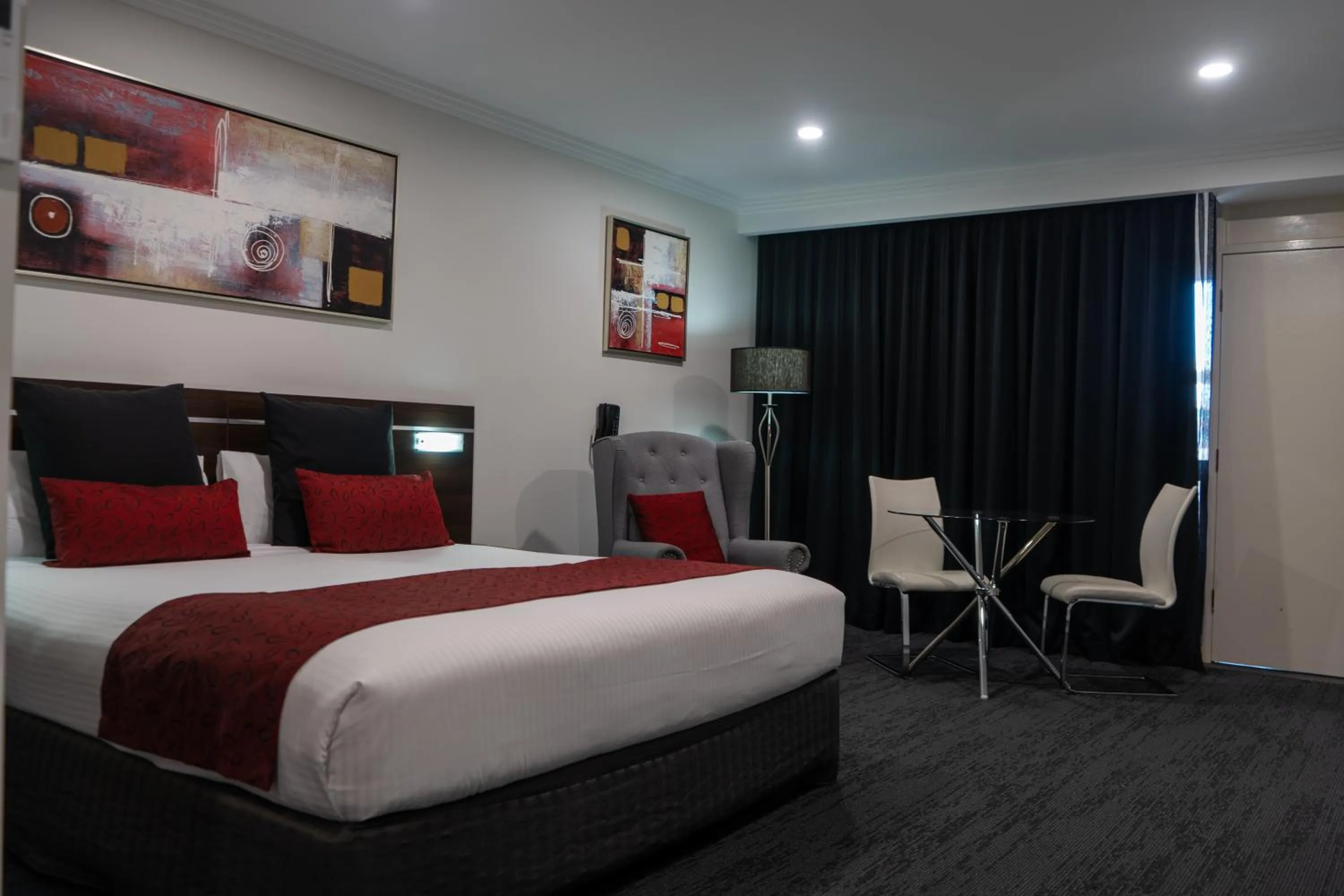 Bedroom, Bed in Golden West Motor Inn