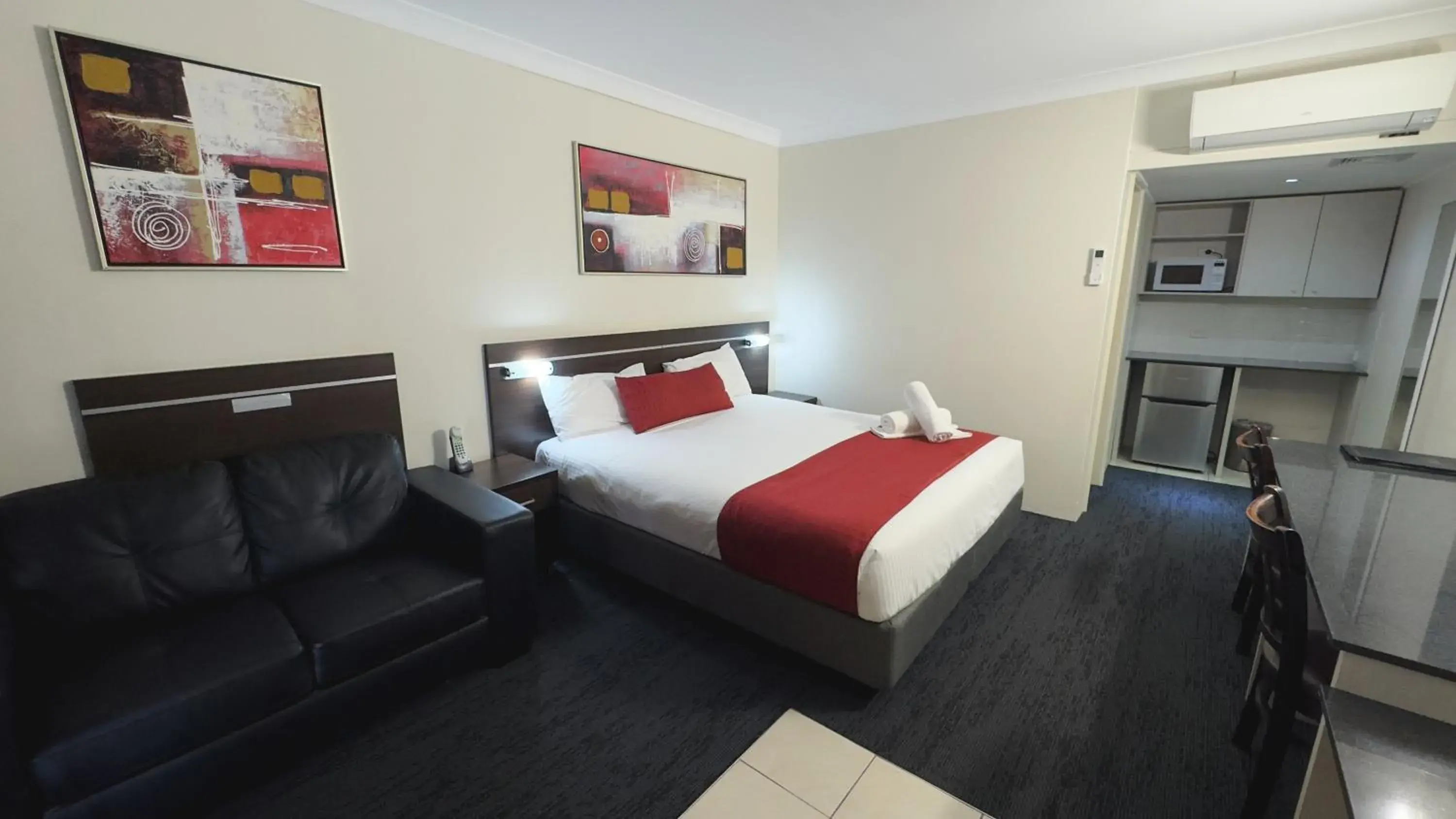 Bed in Golden West Motor Inn Bed in Golden West Motor Inn