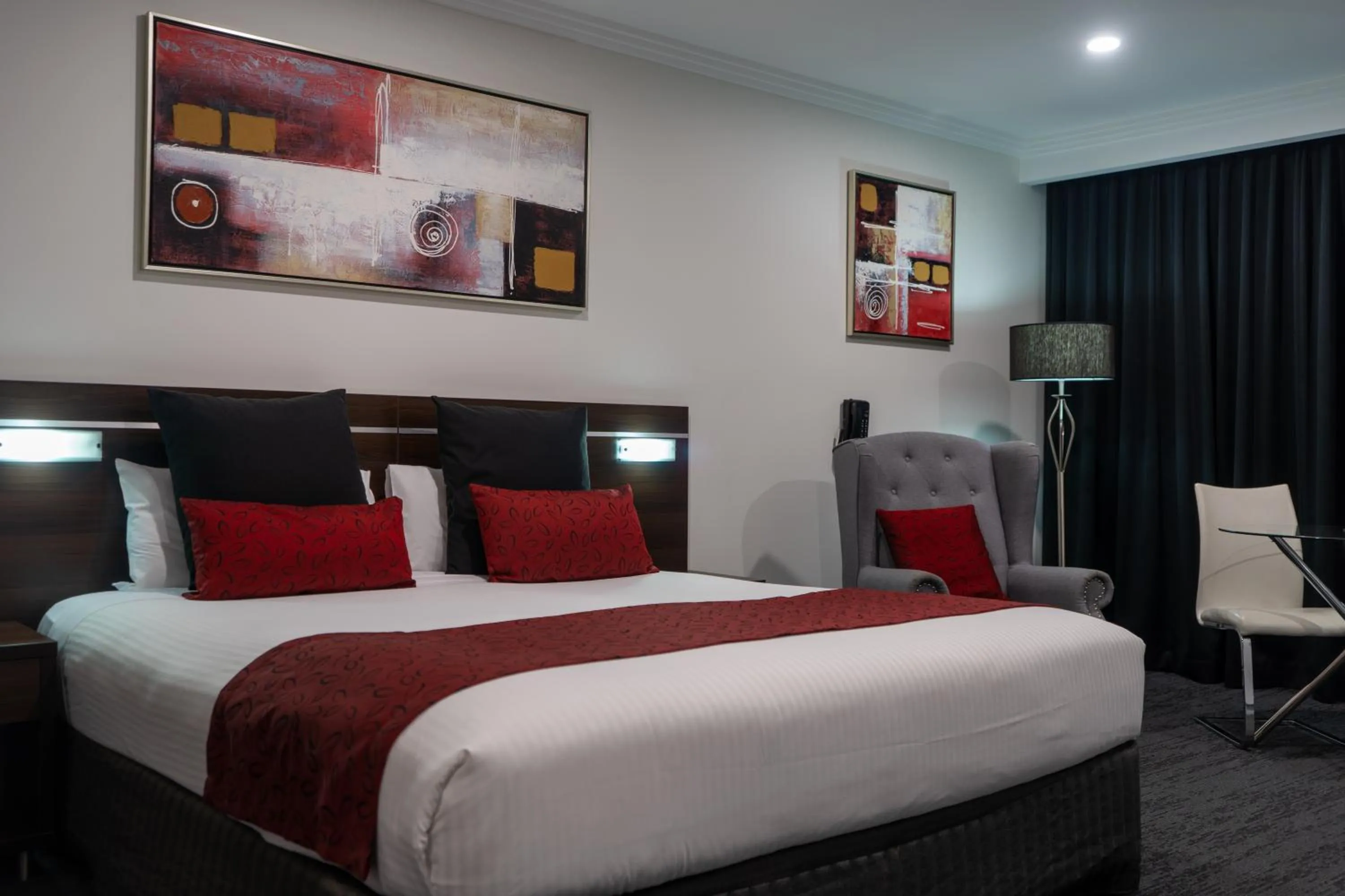 Bedroom, Bed in Golden West Motor Inn