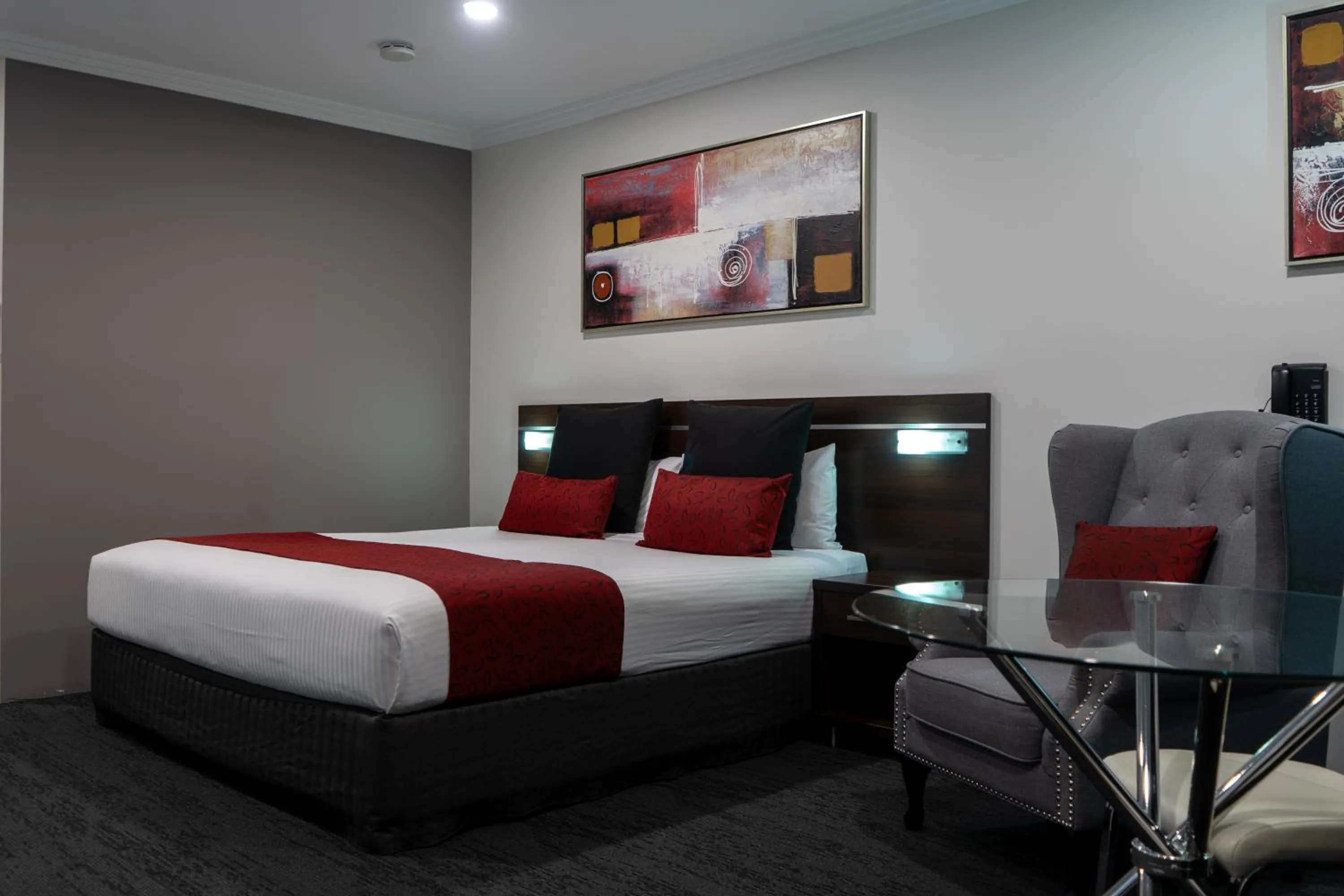 Bedroom, Bed in Golden West Motor Inn