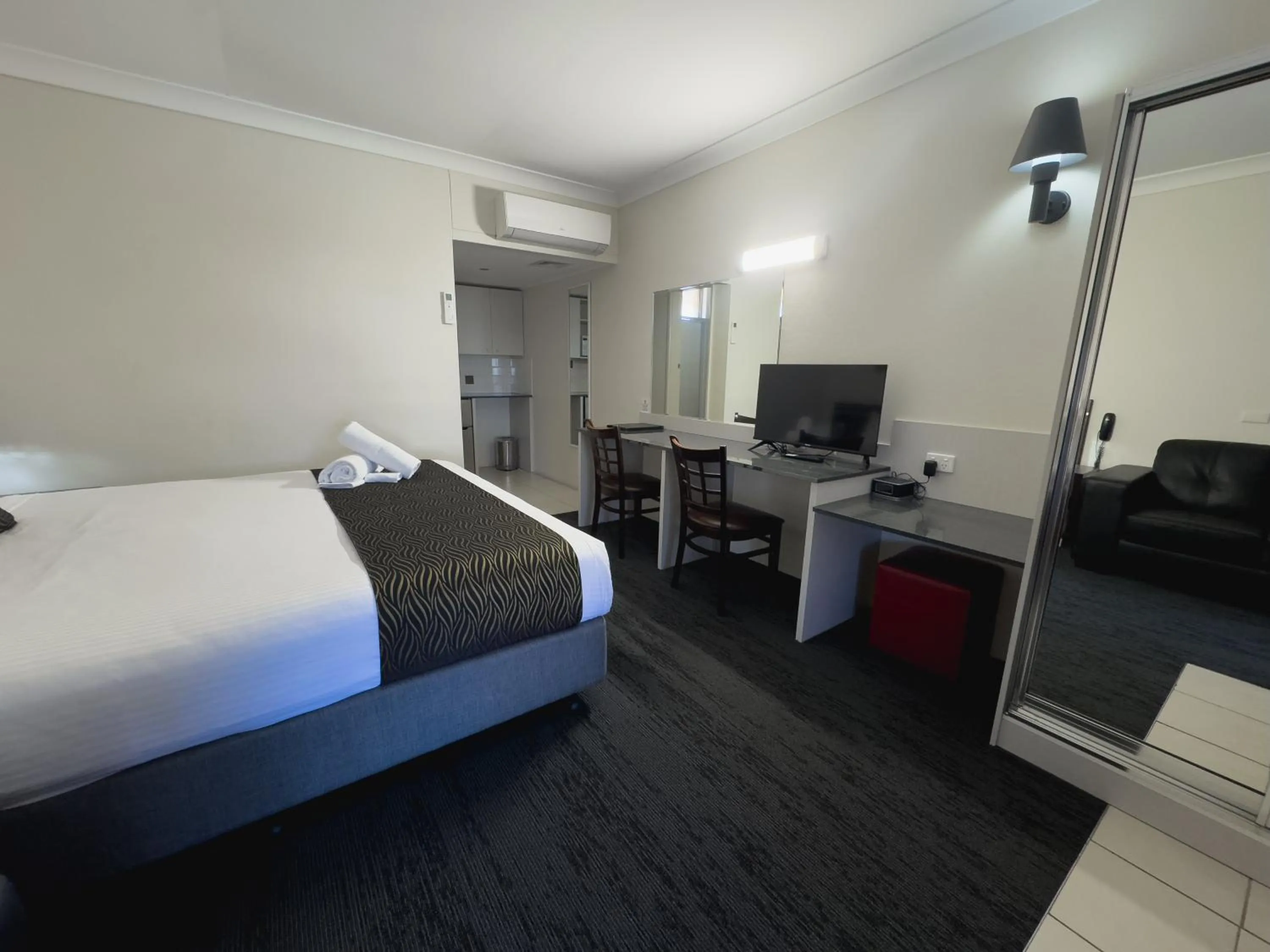 Bed in Golden West Motor Inn