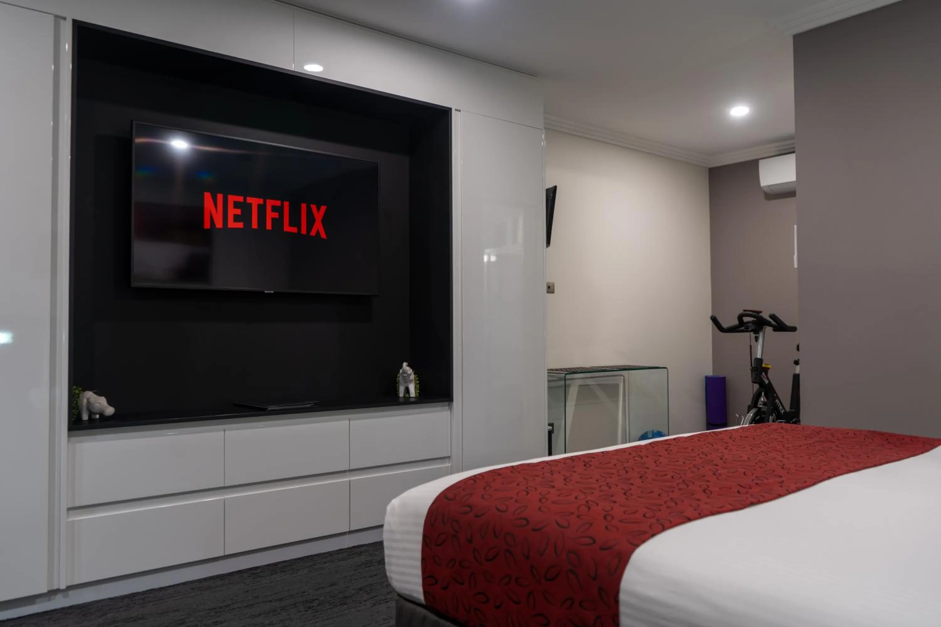 Bedroom, Bed in Golden West Motor Inn