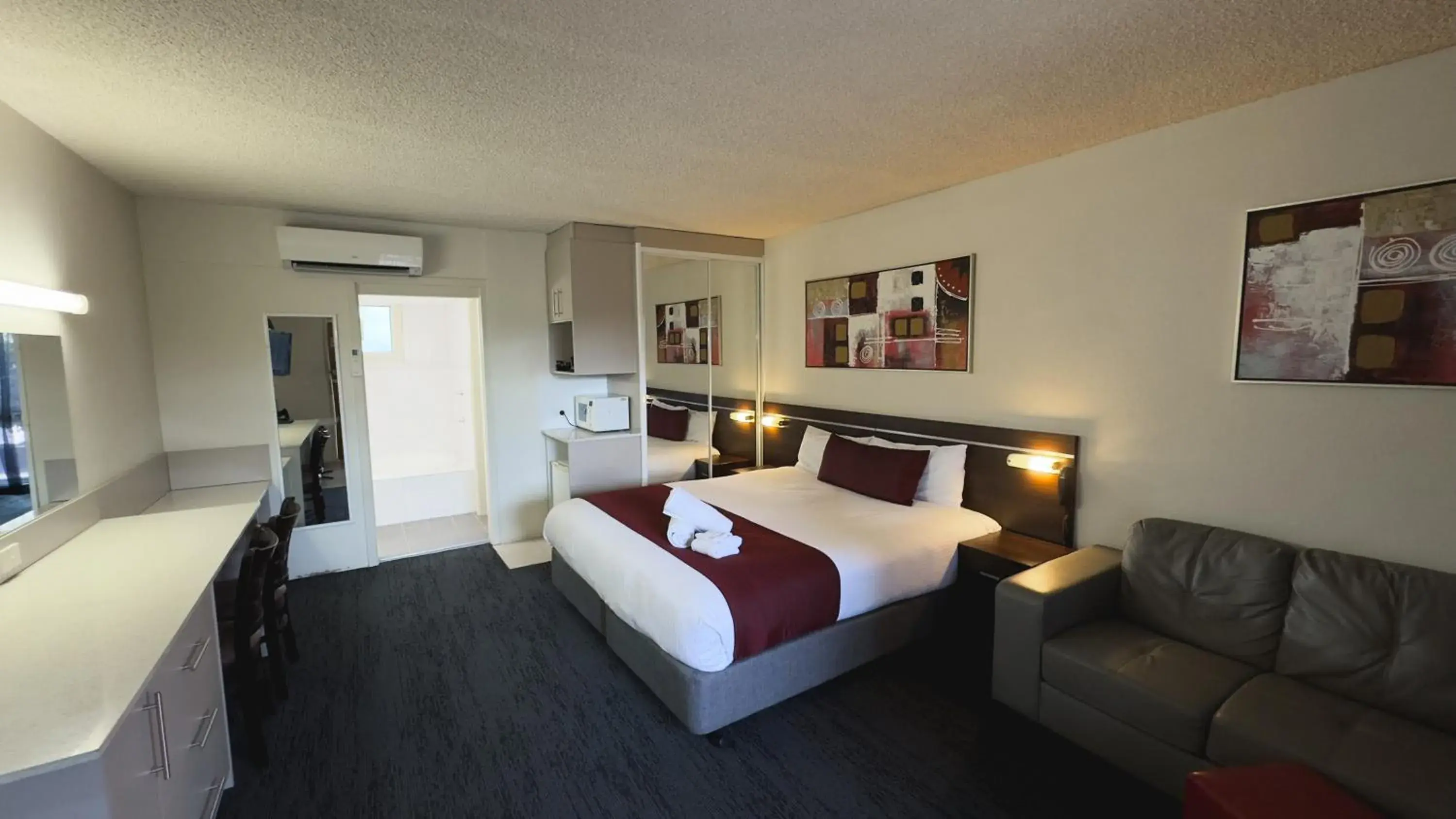 Bed in Golden West Motor Inn Bed in Golden West Motor Inn