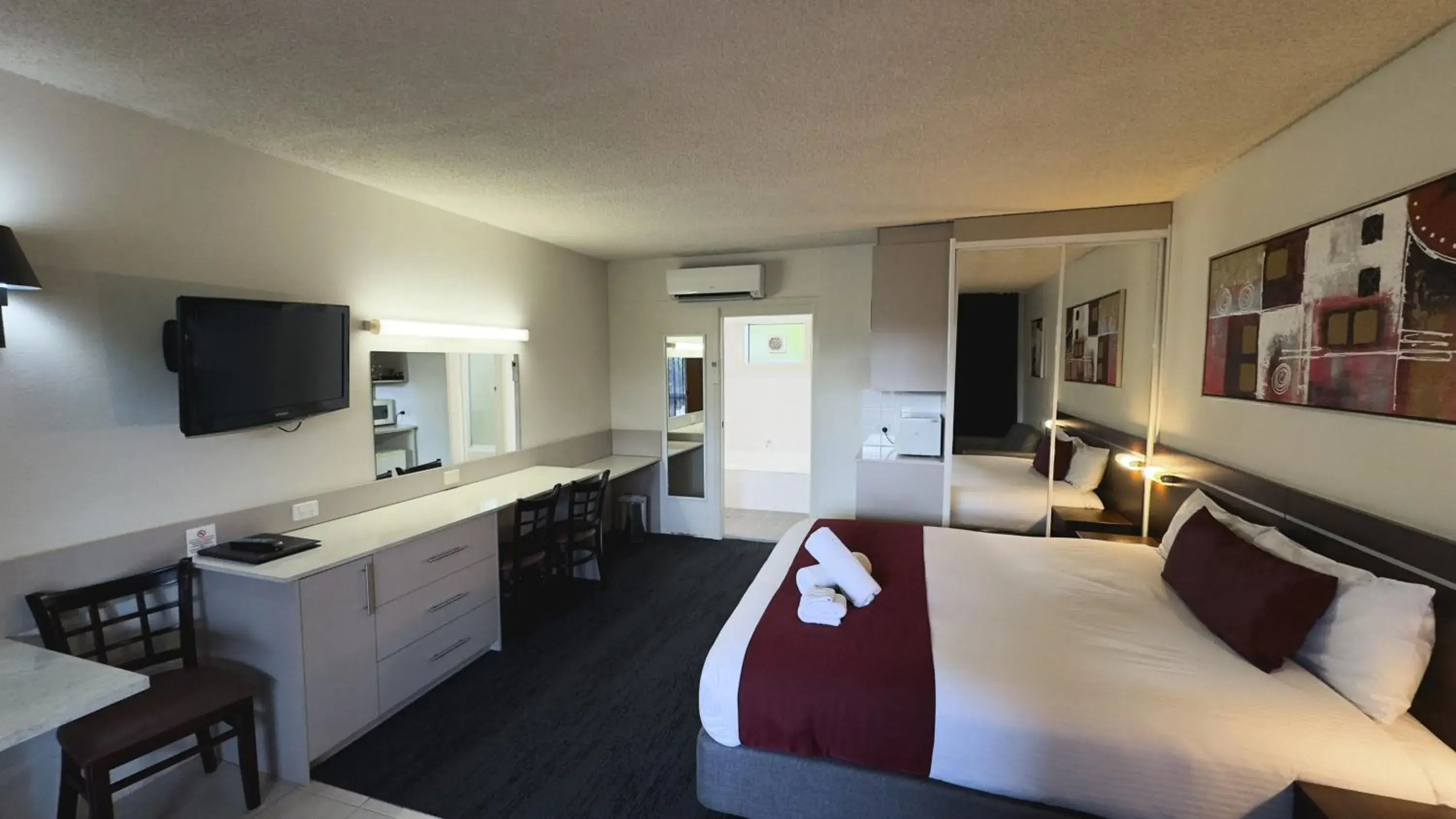 Bed in Golden West Motor Inn Bed in Golden West Motor Inn