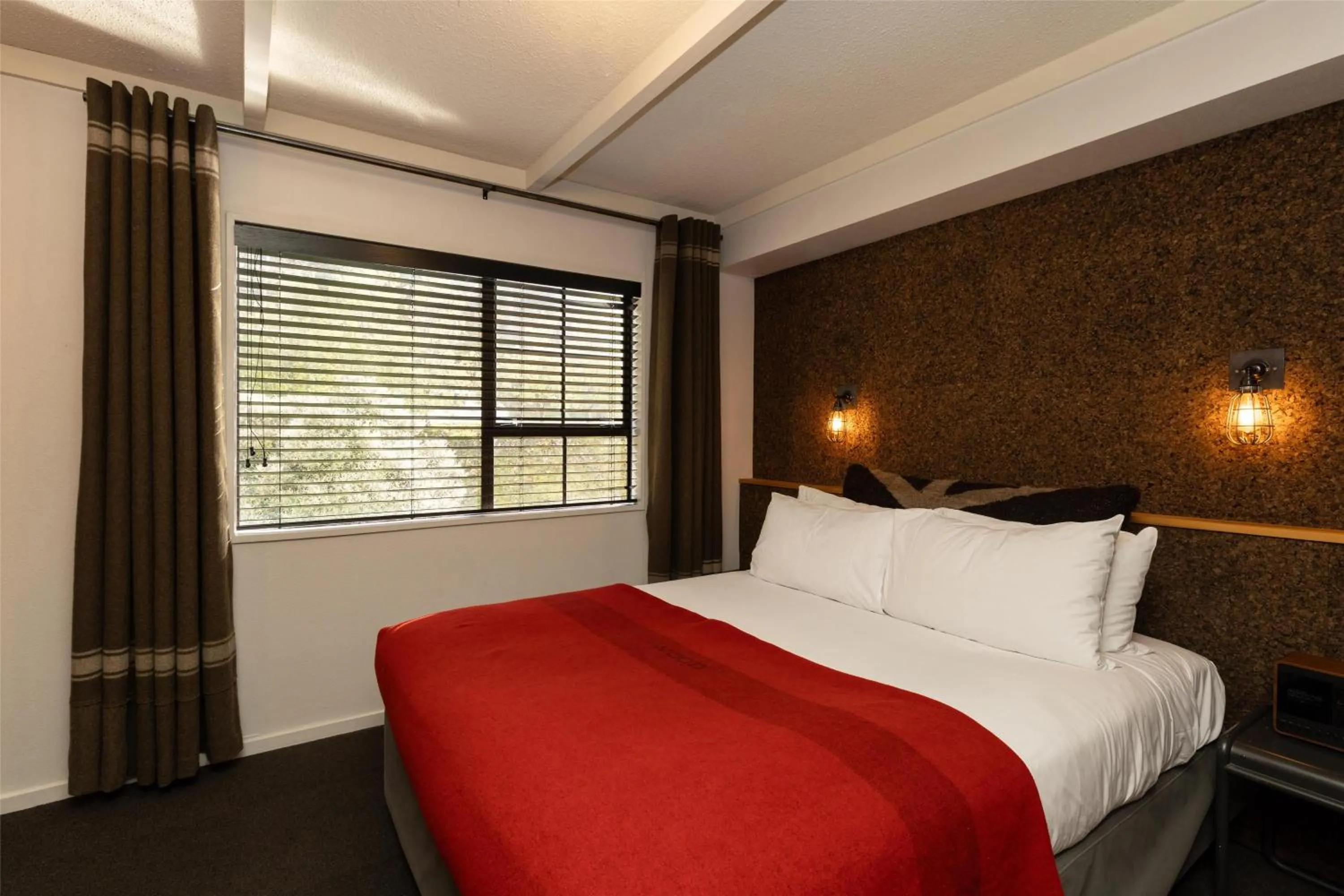 Photo of the whole room, Bed in Sherwood Queenstown