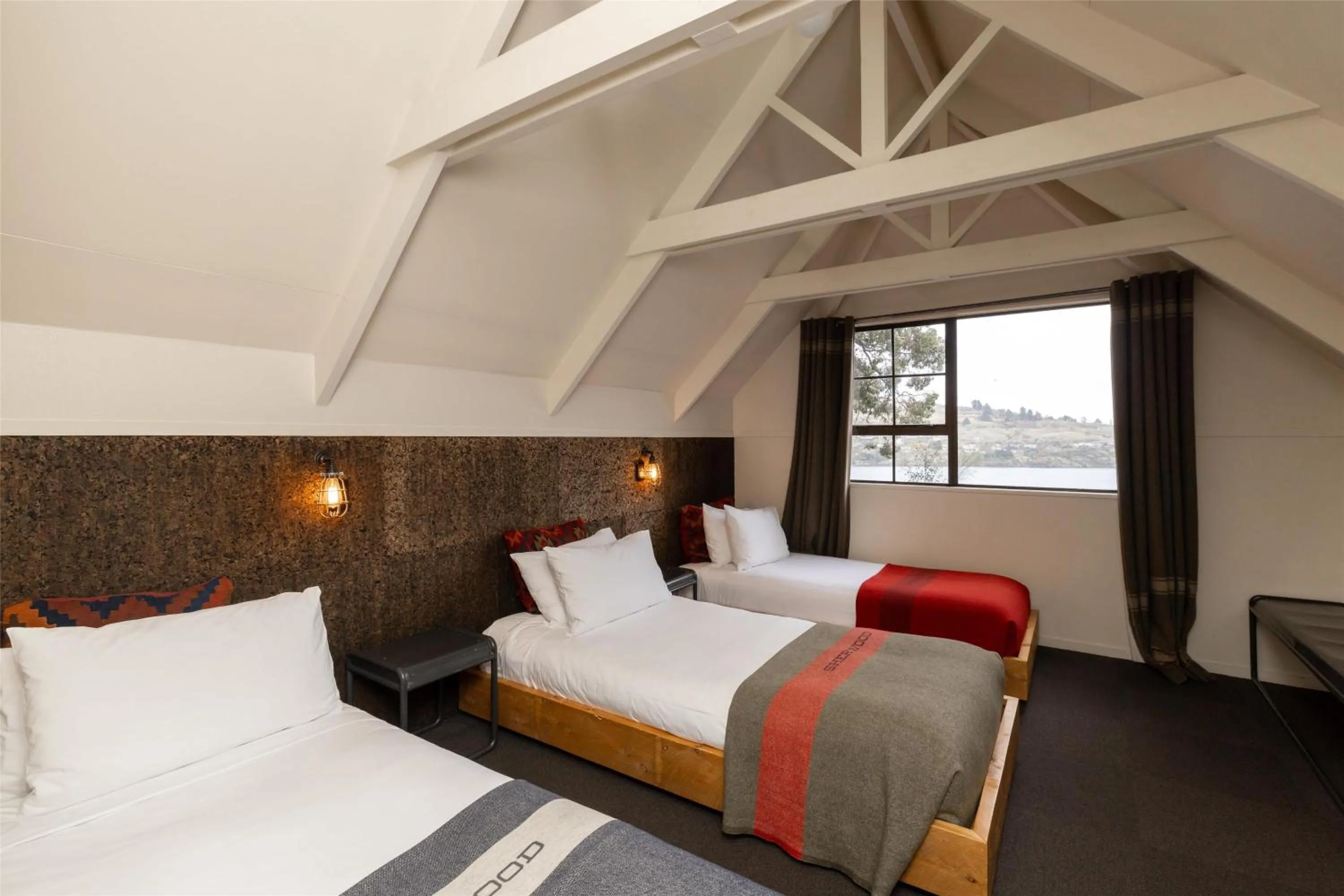 Photo of the whole room, Bed in Sherwood Queenstown
