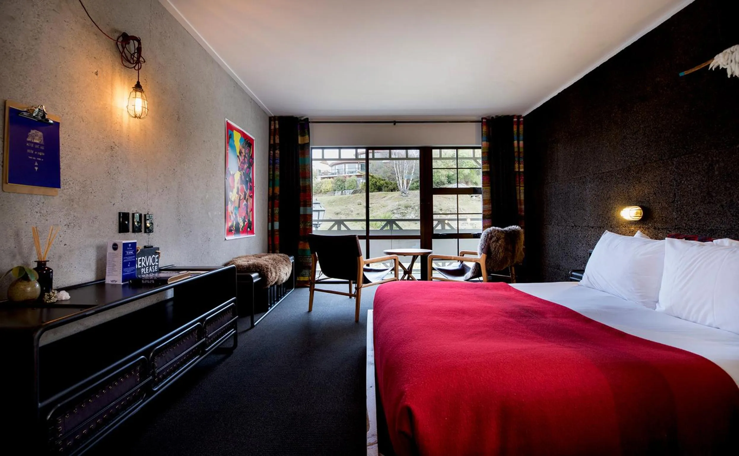 Photo of the whole room, Bed in Sherwood Queenstown