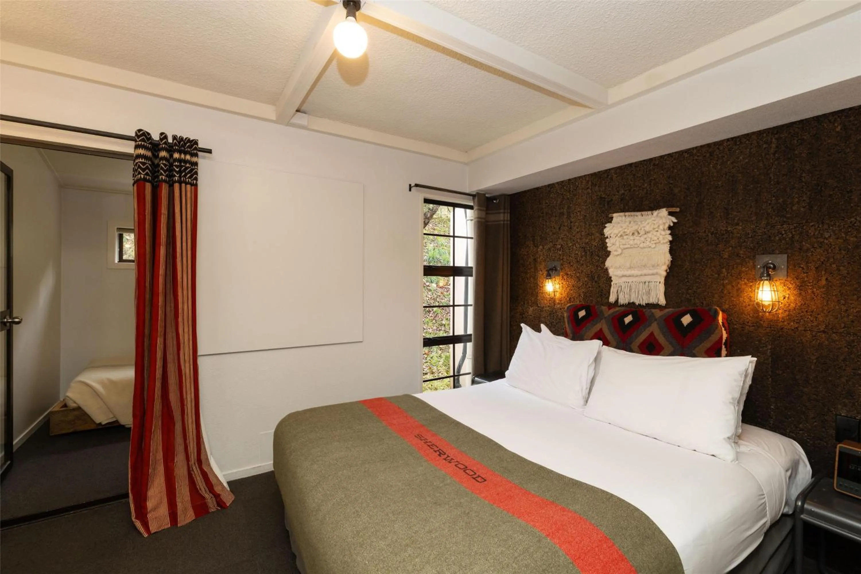 Photo of the whole room, Bed in Sherwood Queenstown