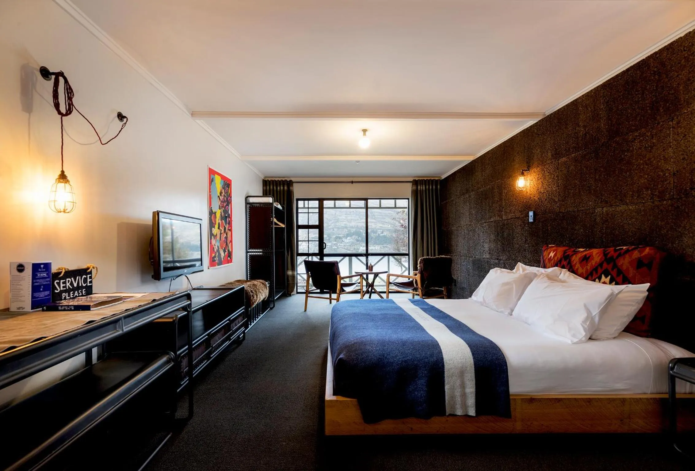 Photo of the whole room, Bed in Sherwood Queenstown