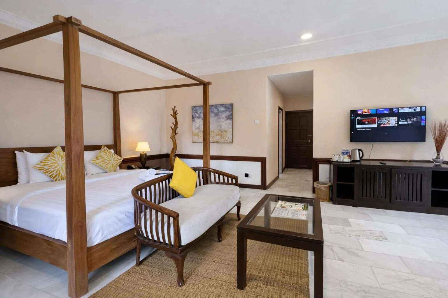 Communal lounge/ TV room, Bed in Frangipani Langkawi Resort