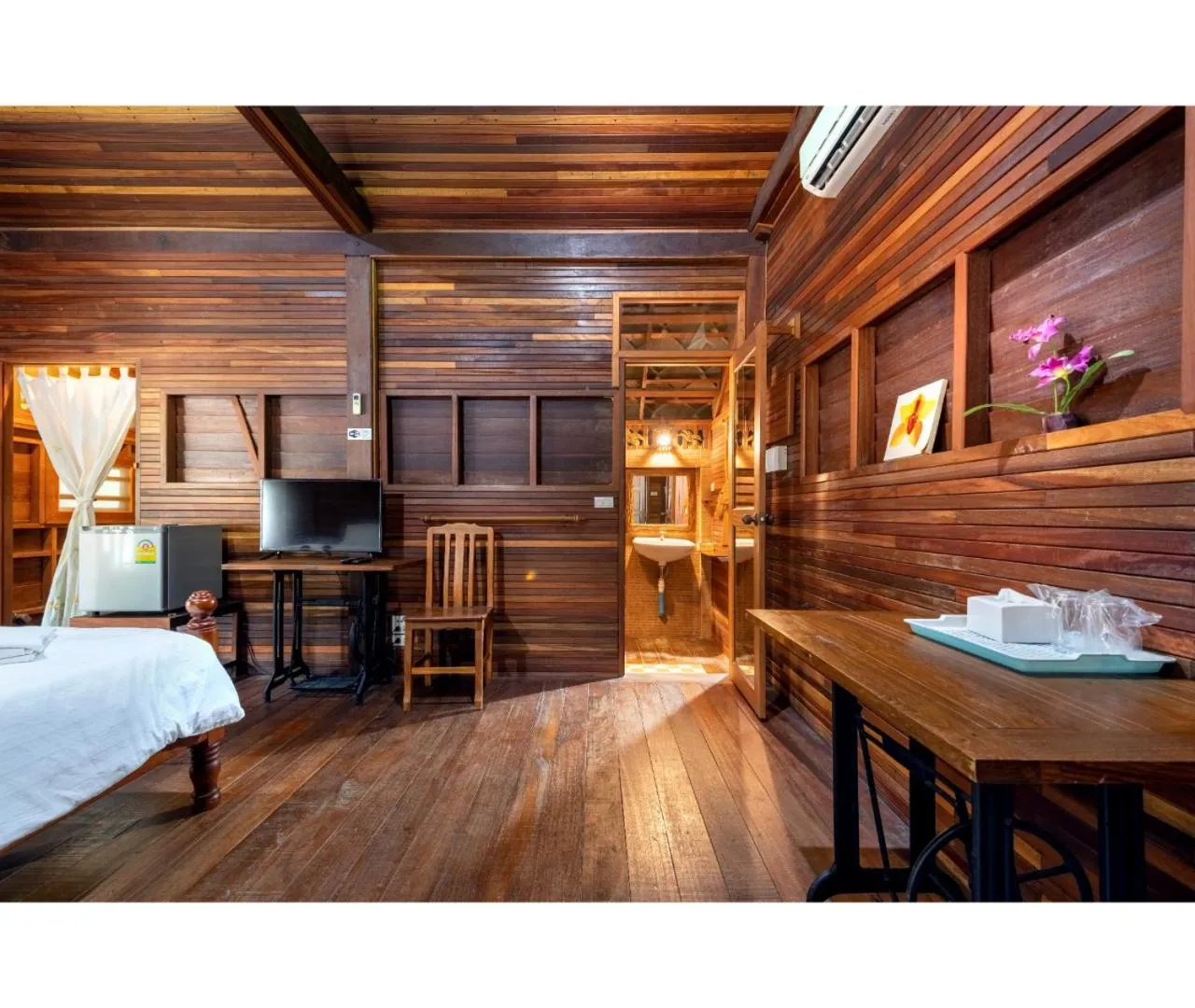 Seating area, Bed in Mac Garden Resort