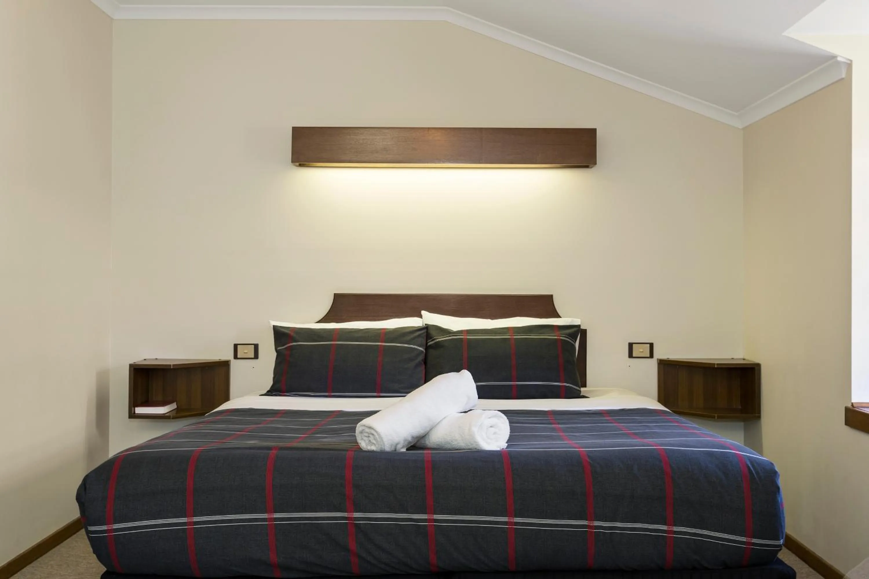 Bed in Village Family Motor Inn