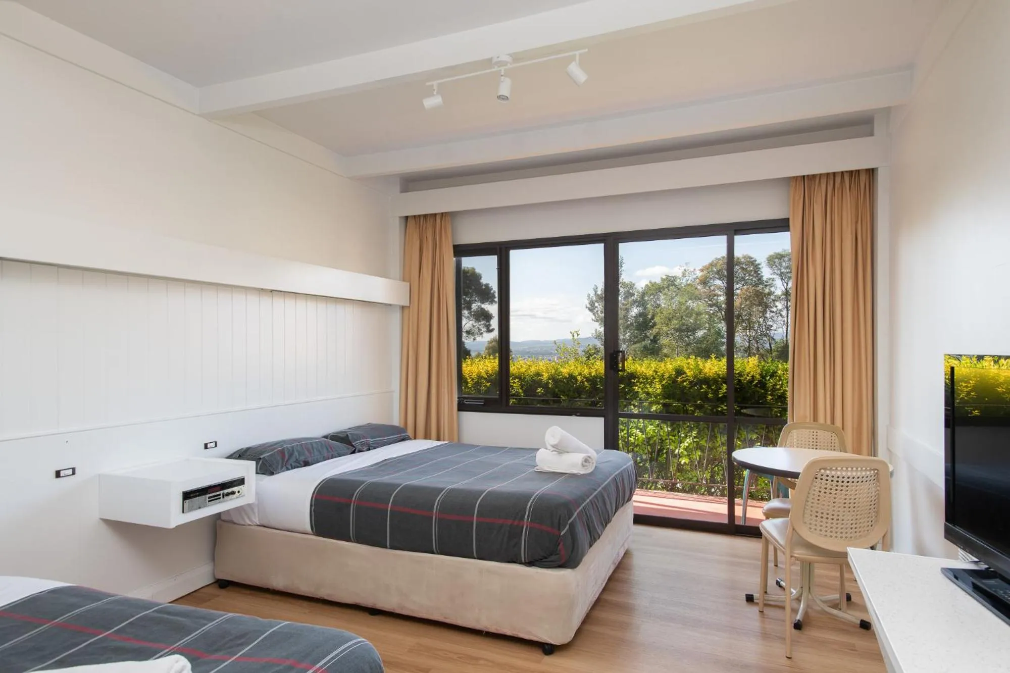 Bed in Village Family Motor Inn