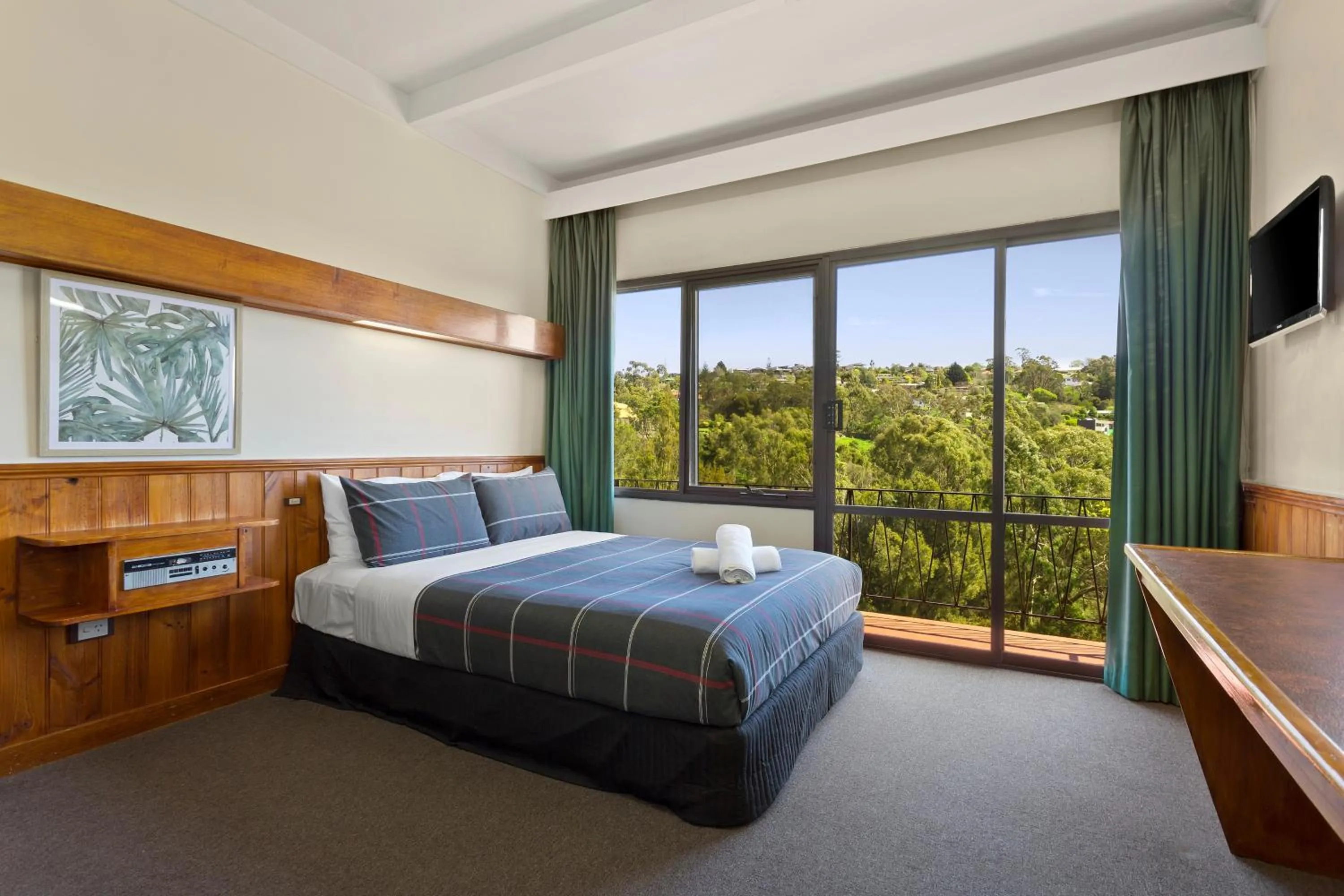 Bed in Village Family Motor Inn