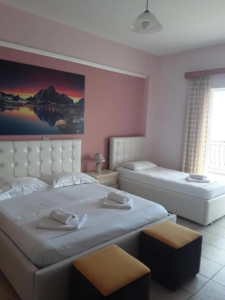 Standard Triple Room with Sea View in Hotel Odhisea Qeparo