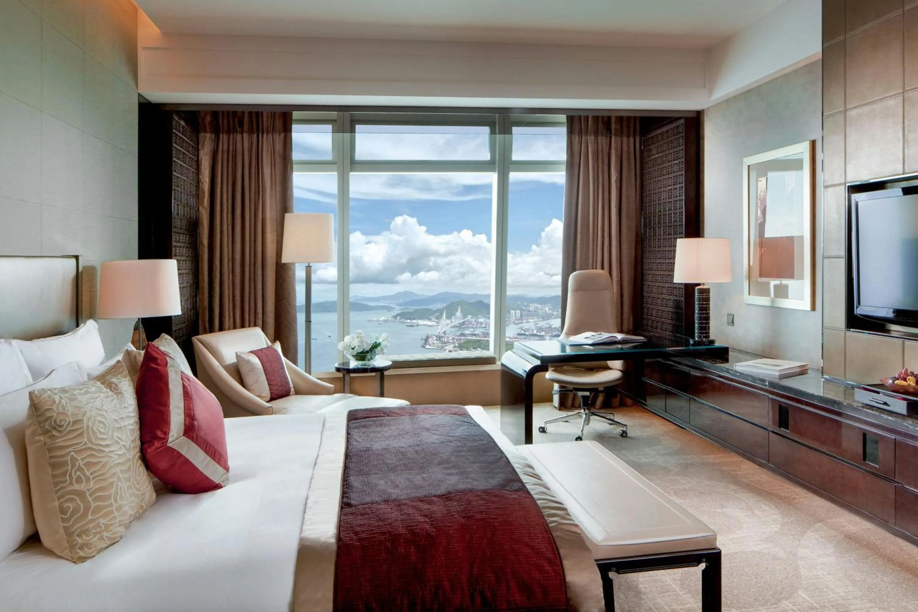 Photo of the whole room, Bed in The Ritz-Carlton, Hong Kong