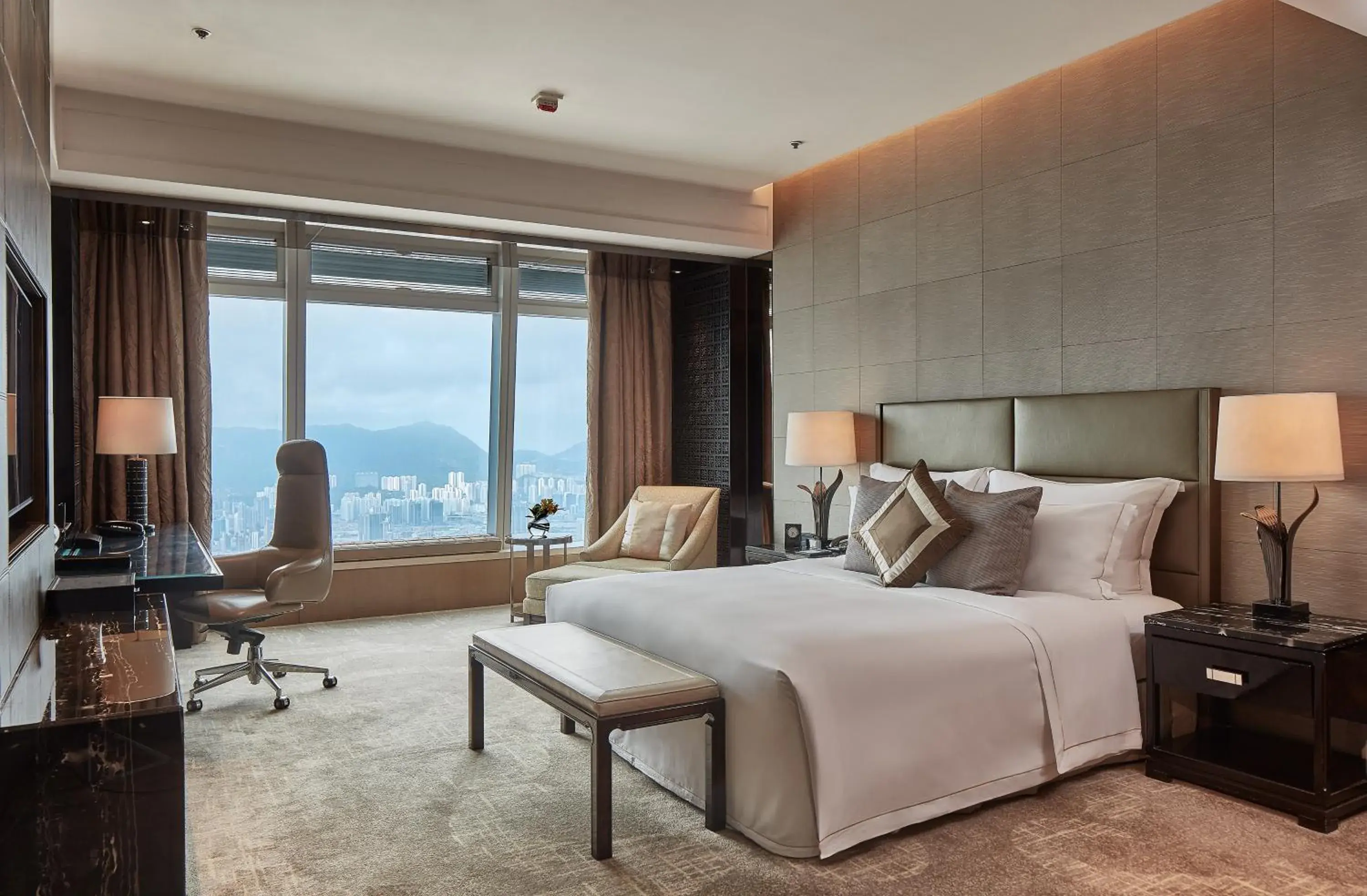 Deluxe Seaview King Room in The Ritz-Carlton, Hong Kong Deluxe Seaview King Room in The Ritz-Carlton, Hong Kong