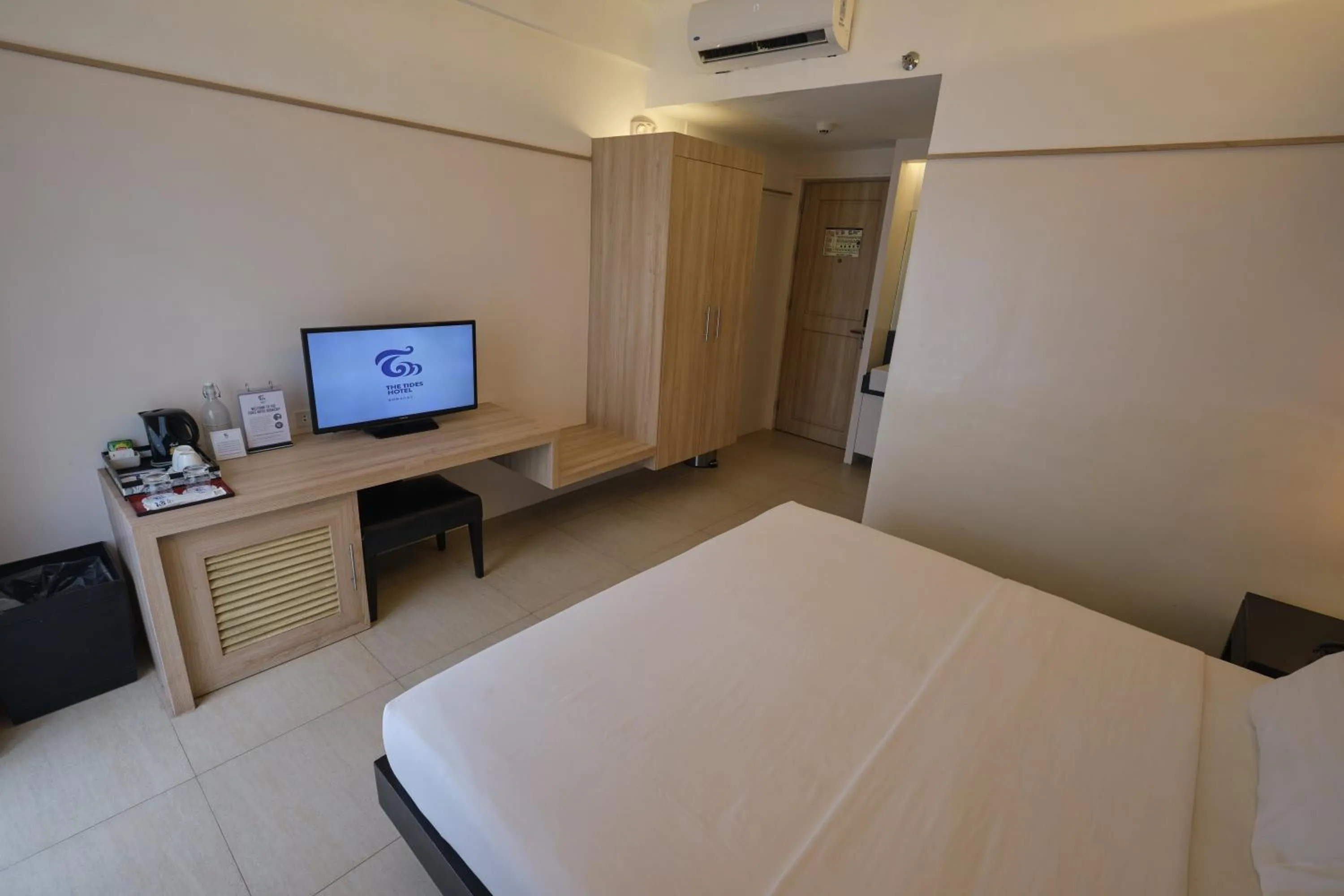 Bedroom, Bed in The Tides Hotel Boracay