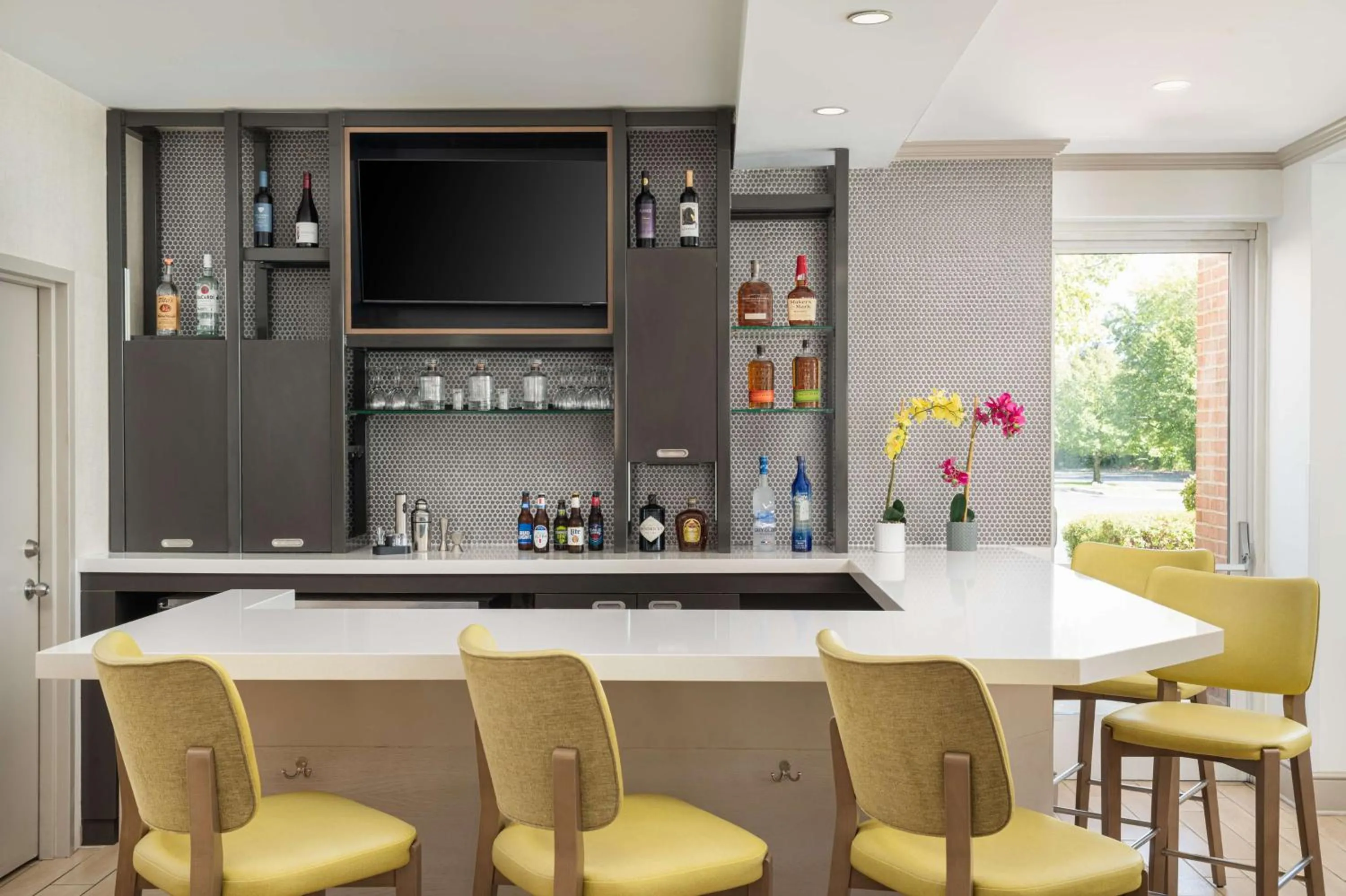 Lounge or bar in Hilton Garden Inn Saint Charles