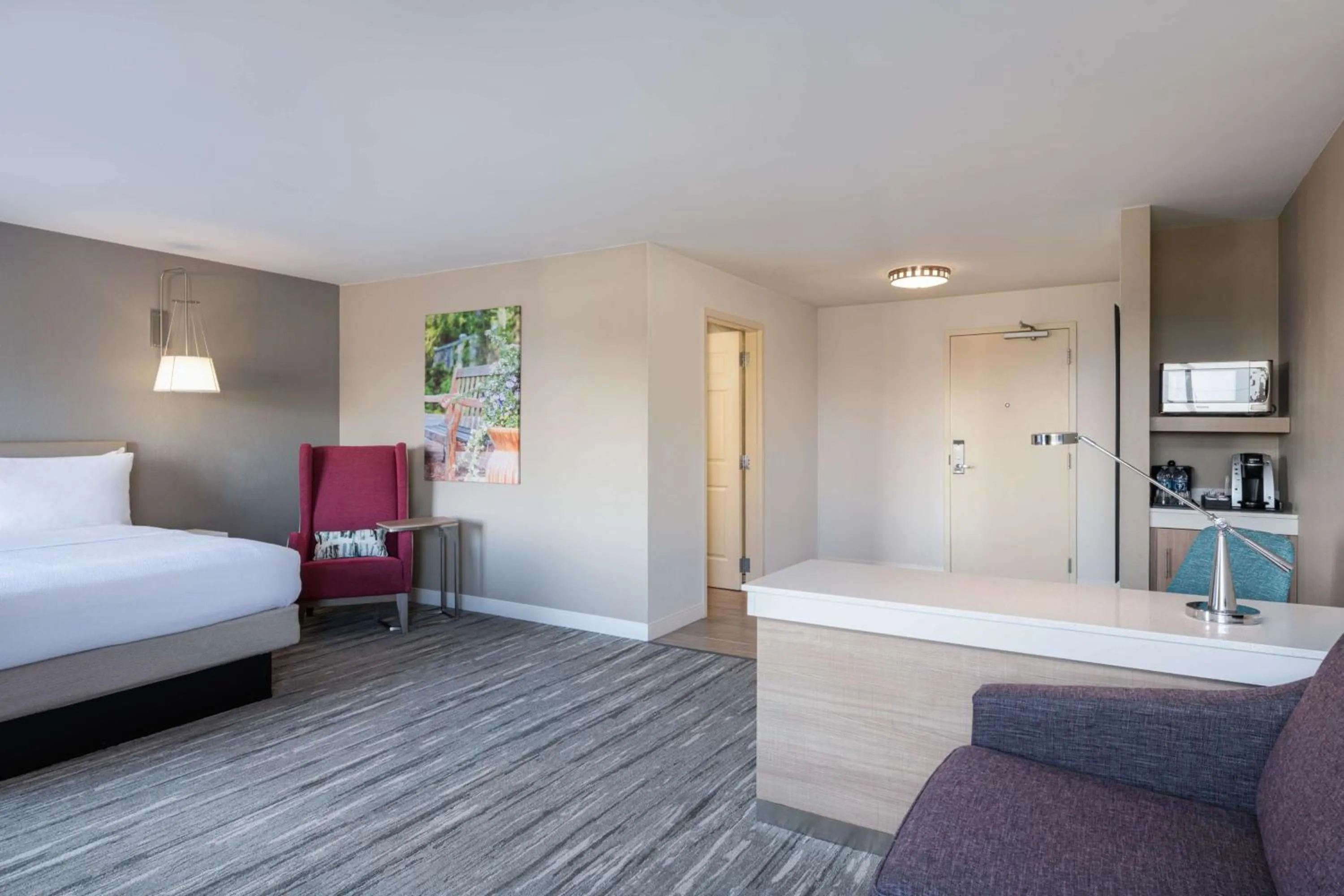 Living room, Bed in Hilton Garden Inn Saint Charles