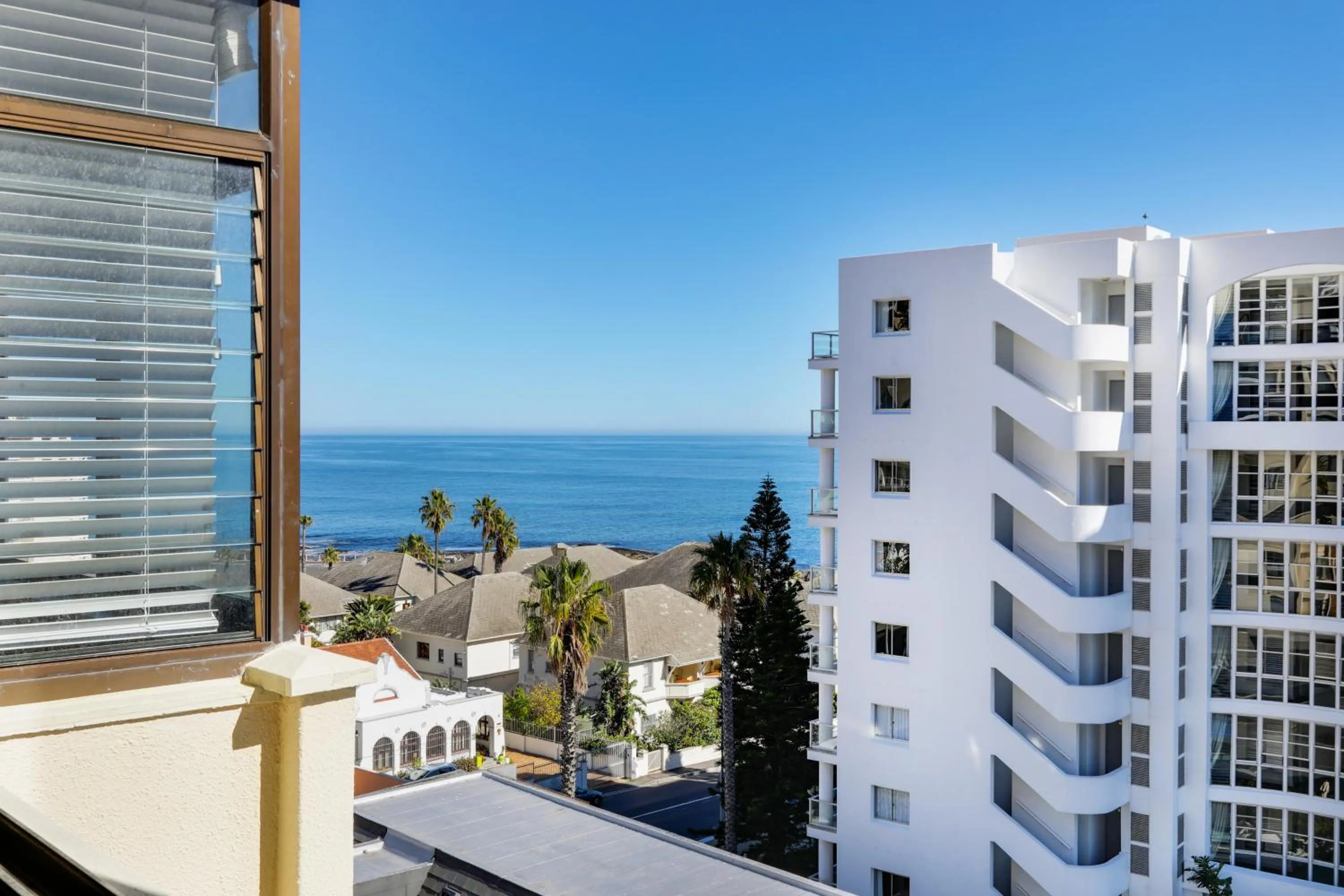 Day in Backup-Powered Bantry Bay View 2 Bed Apartment