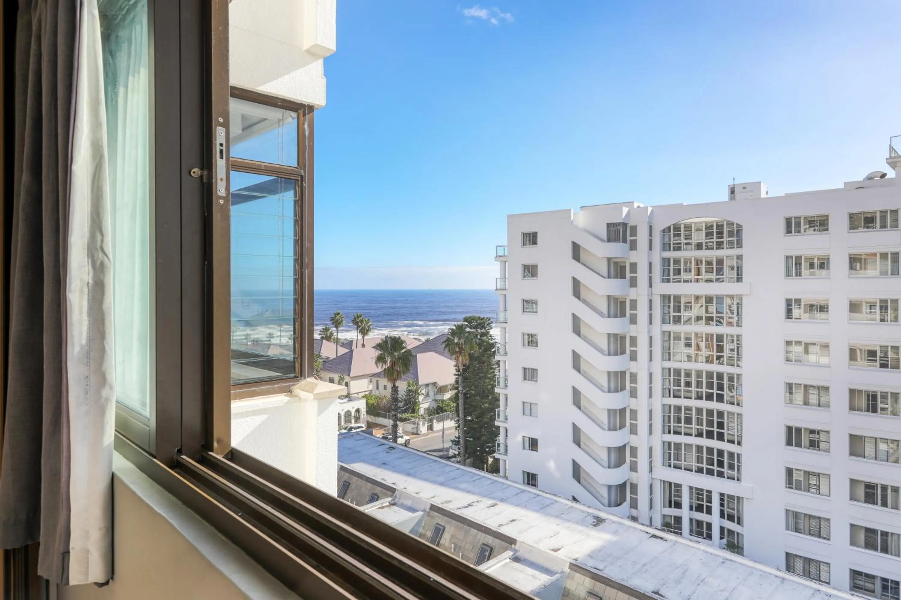 Day in Backup-Powered Bantry Bay View 2 Bed Apartment