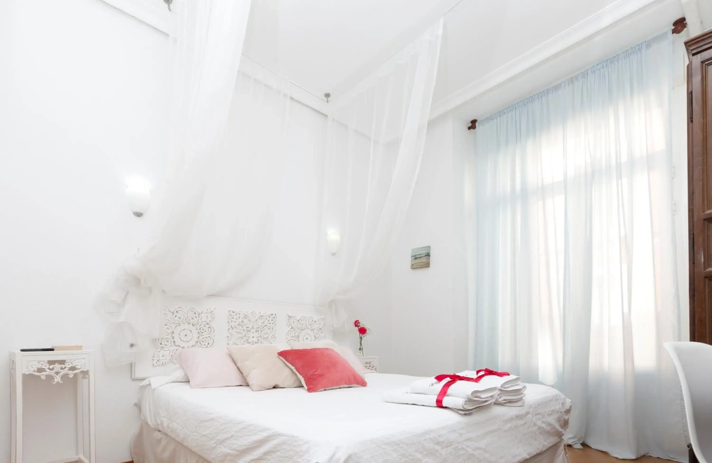 Photo of the whole room, Bed in Hispano Gran Vía Photo of the whole room, Bed in Hispano Gran Vía