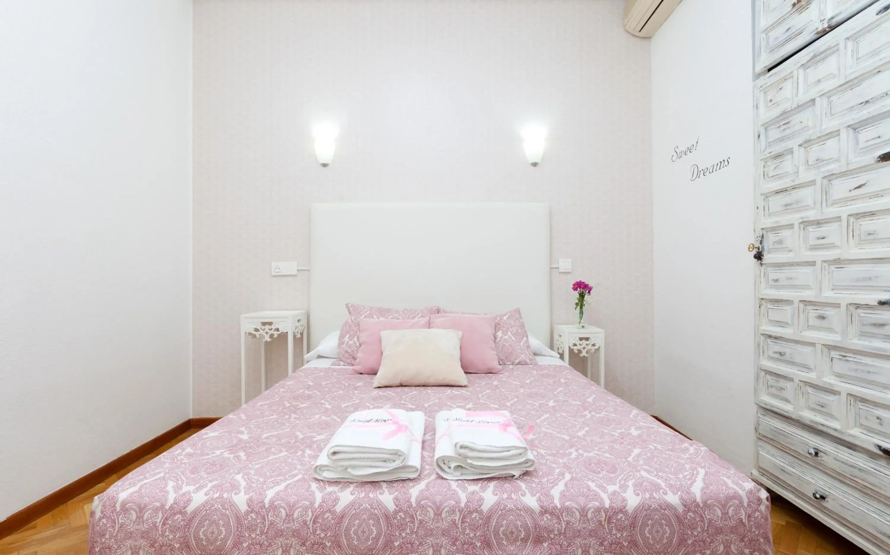 Photo of the whole room, Bed in Hispano Gran Vía Photo of the whole room, Bed in Hispano Gran Vía