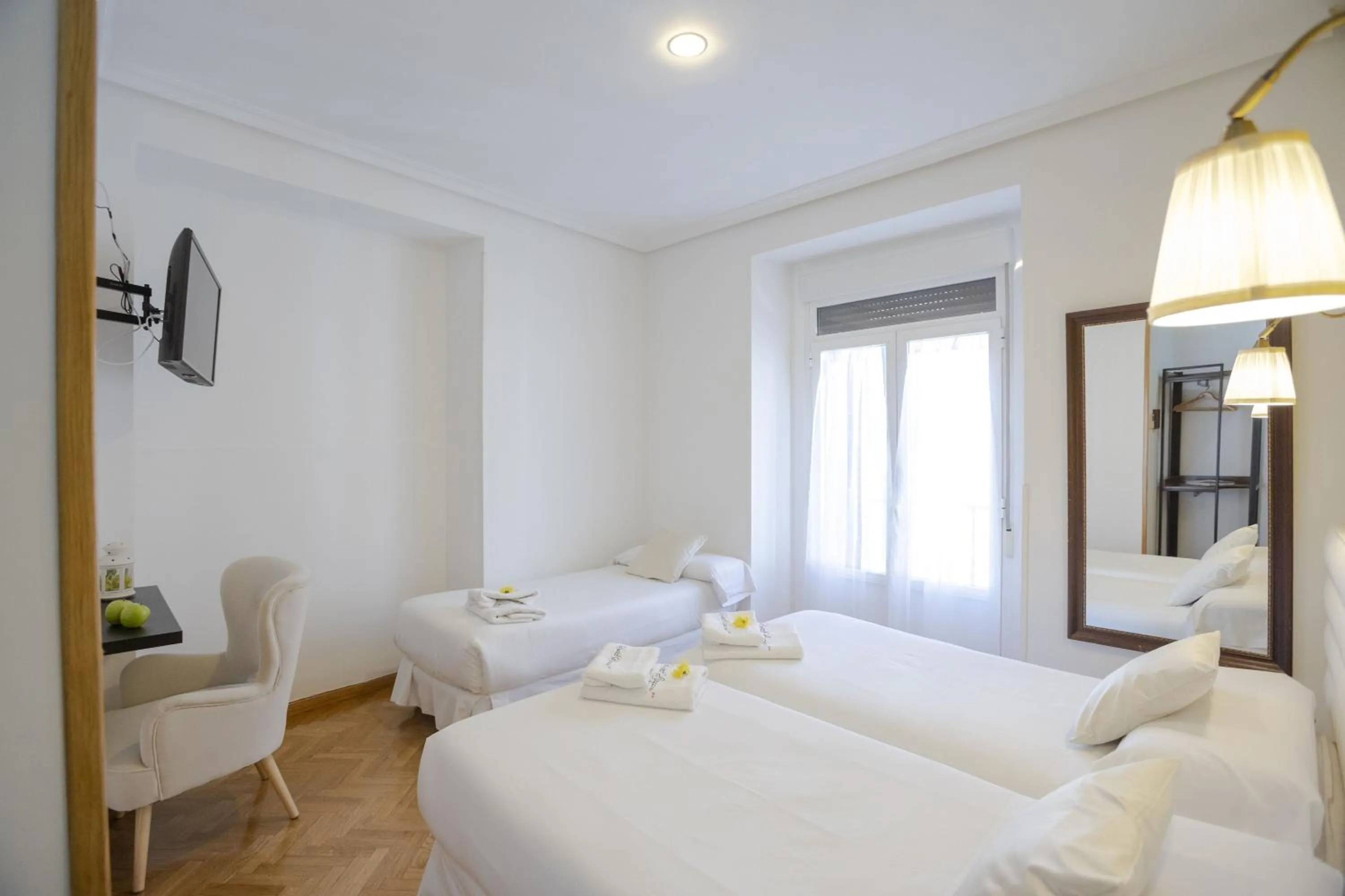 Photo of the whole room, Bed in Hispano Gran Vía