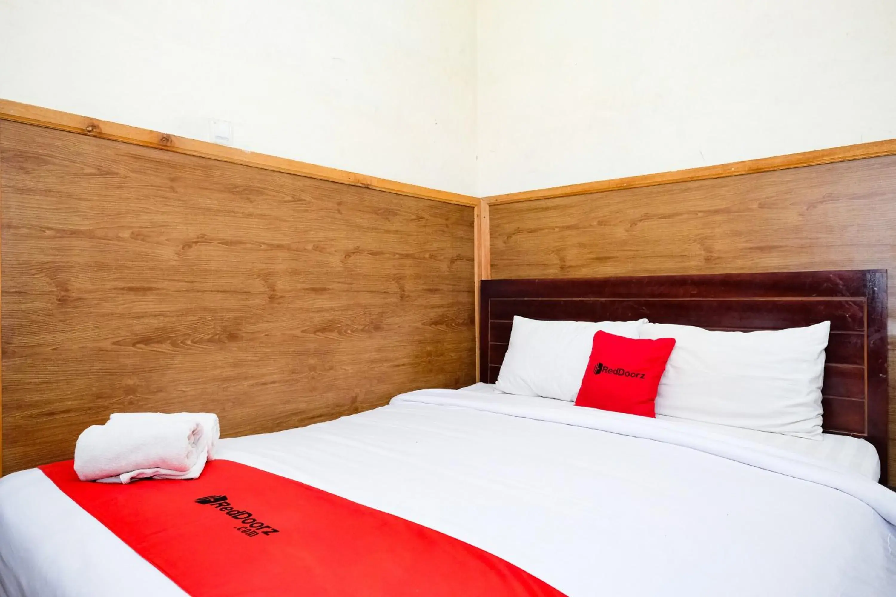 Bedroom, Bed in RedDoorz Plus @ Singaraja Bedroom, Bed in RedDoorz Plus @ Singaraja