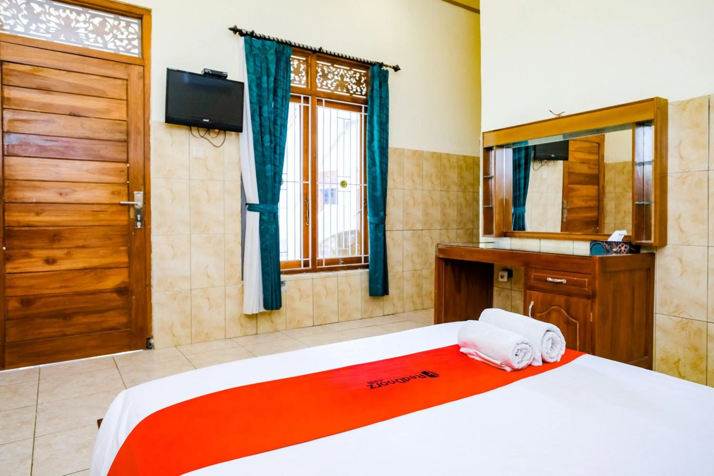 Bedroom, Bed in RedDoorz Plus @ Singaraja