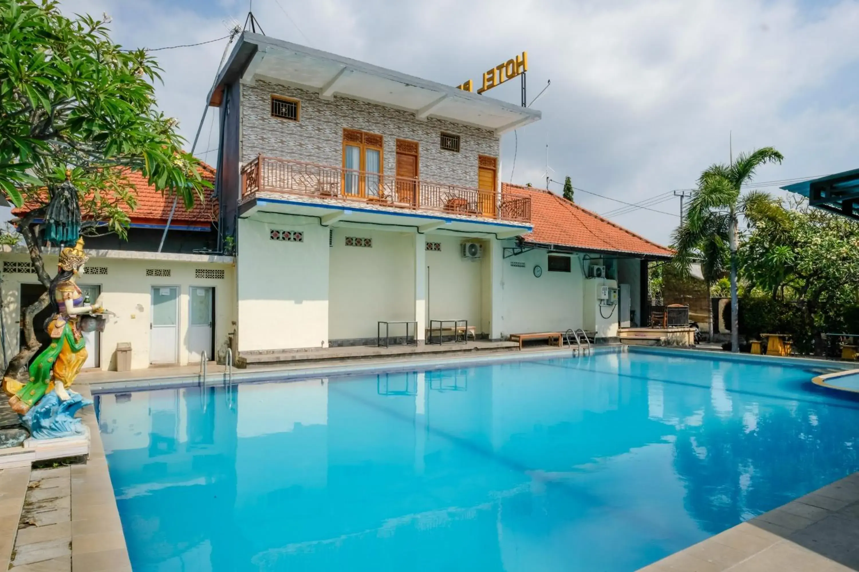 Swimming pool in RedDoorz Plus @ Singaraja Swimming pool in RedDoorz Plus @ Singaraja