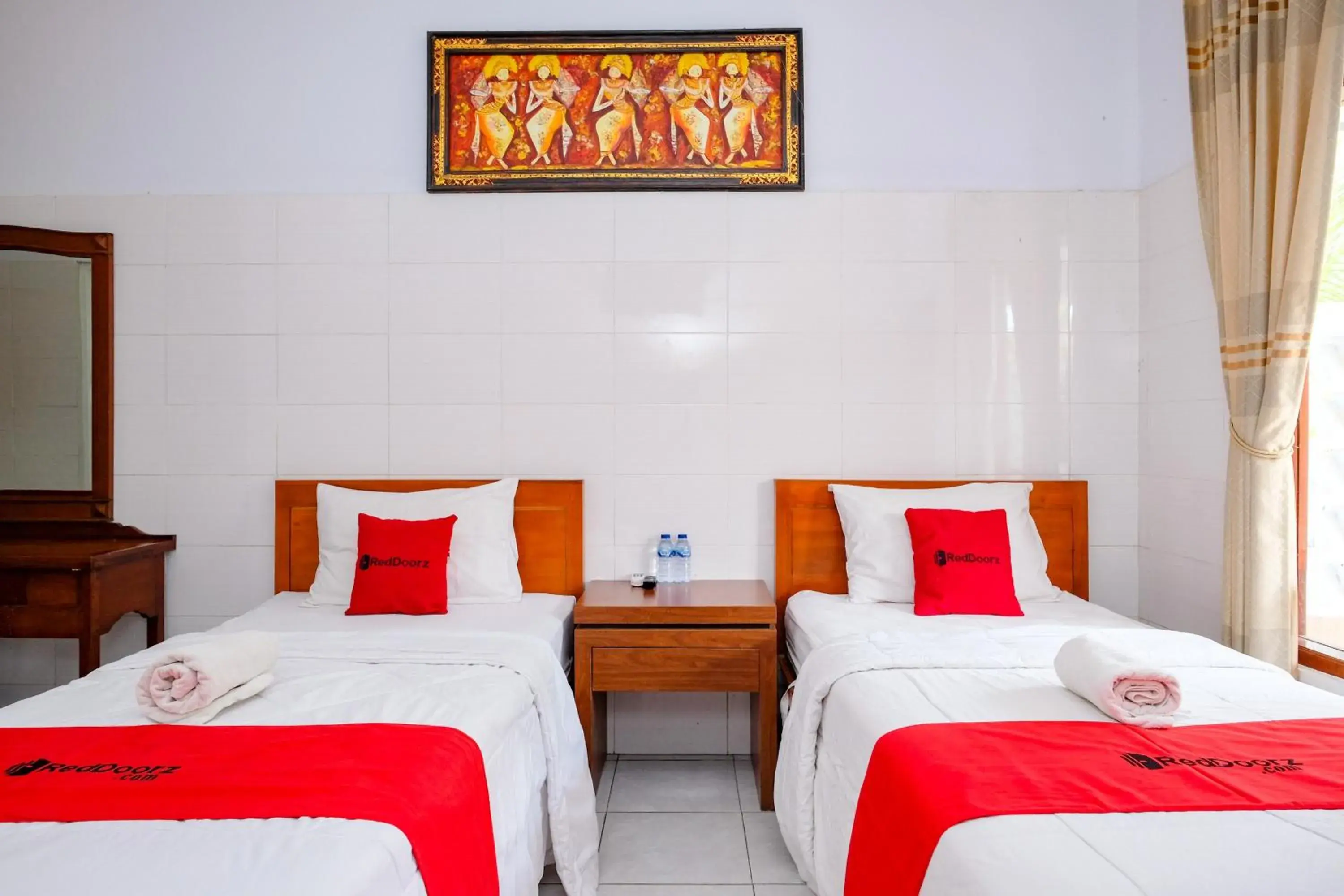 Deluxe Twin Room in RedDoorz Plus @ Singaraja Deluxe Twin Room in RedDoorz Plus @ Singaraja