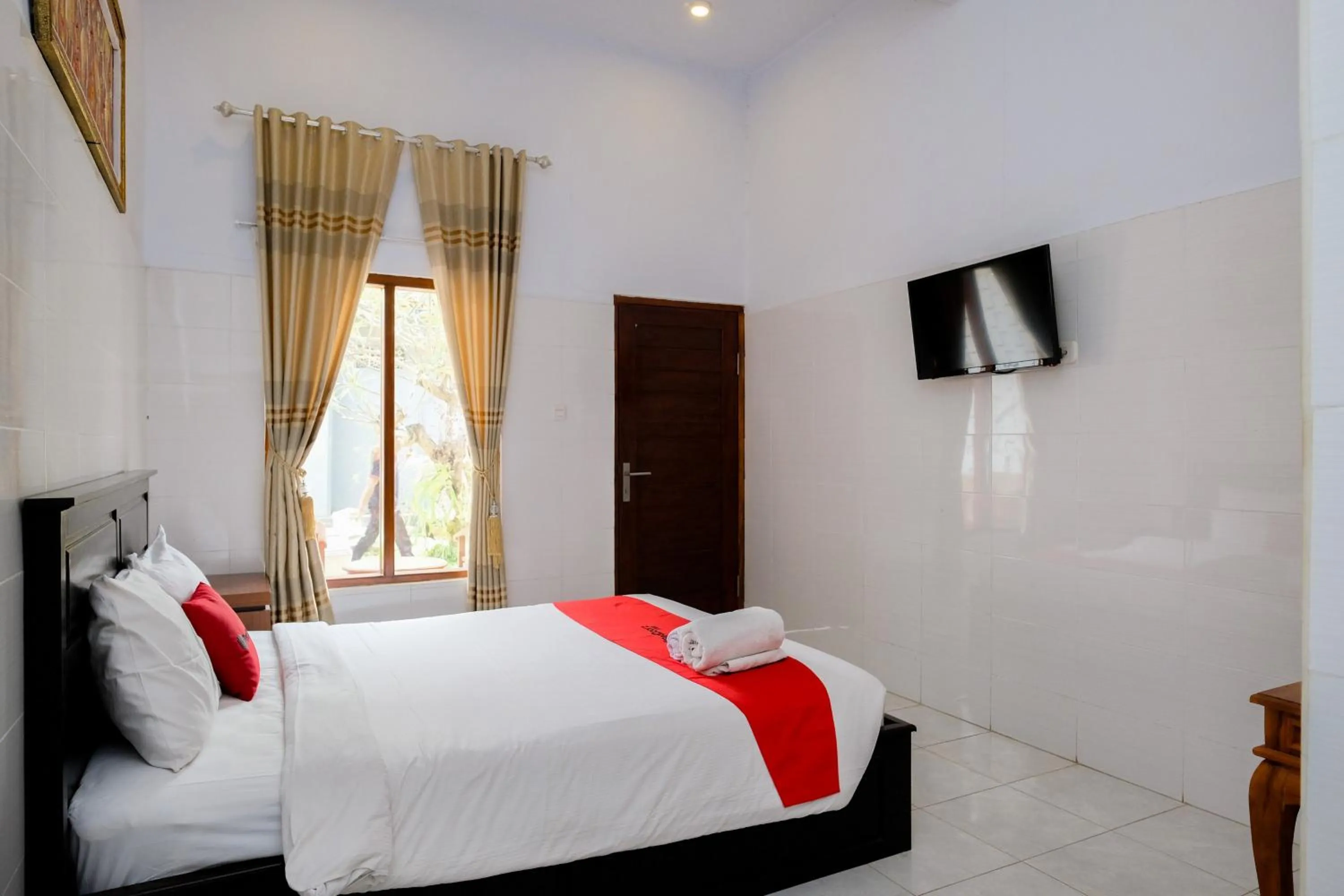 Bedroom, Bed in RedDoorz Plus @ Singaraja