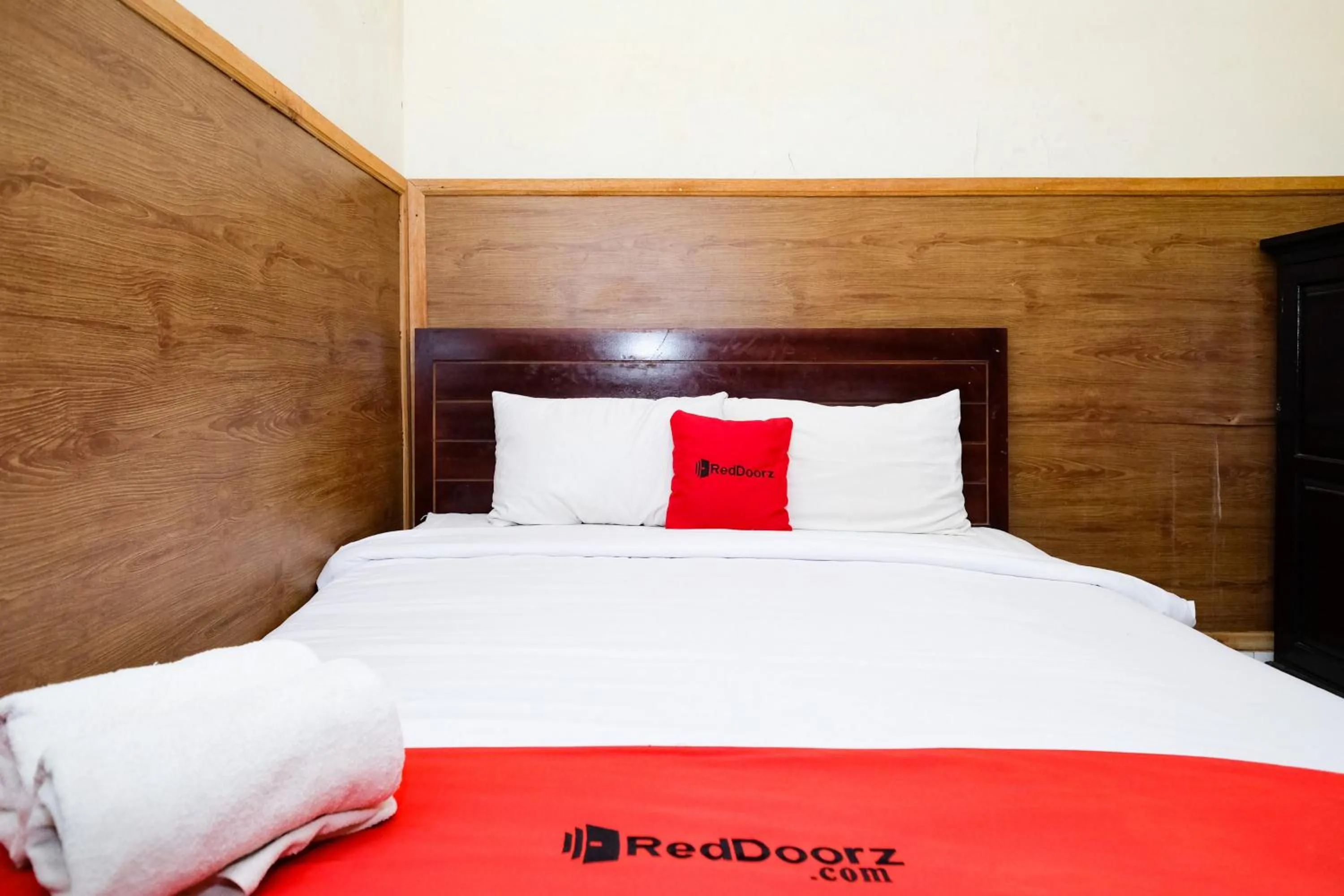 Bedroom, Bed in RedDoorz Plus @ Singaraja