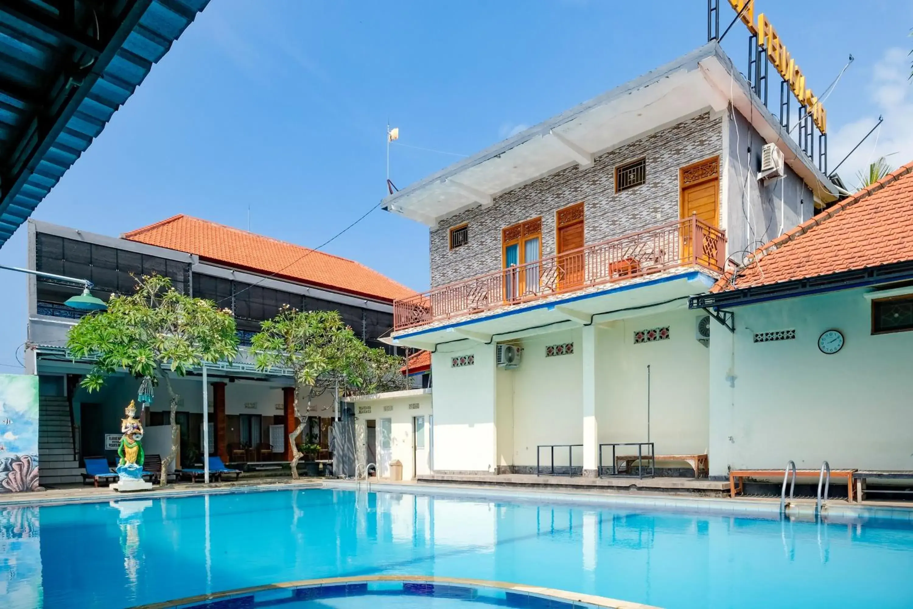 Swimming pool in RedDoorz Plus @ Singaraja Swimming pool in RedDoorz Plus @ Singaraja