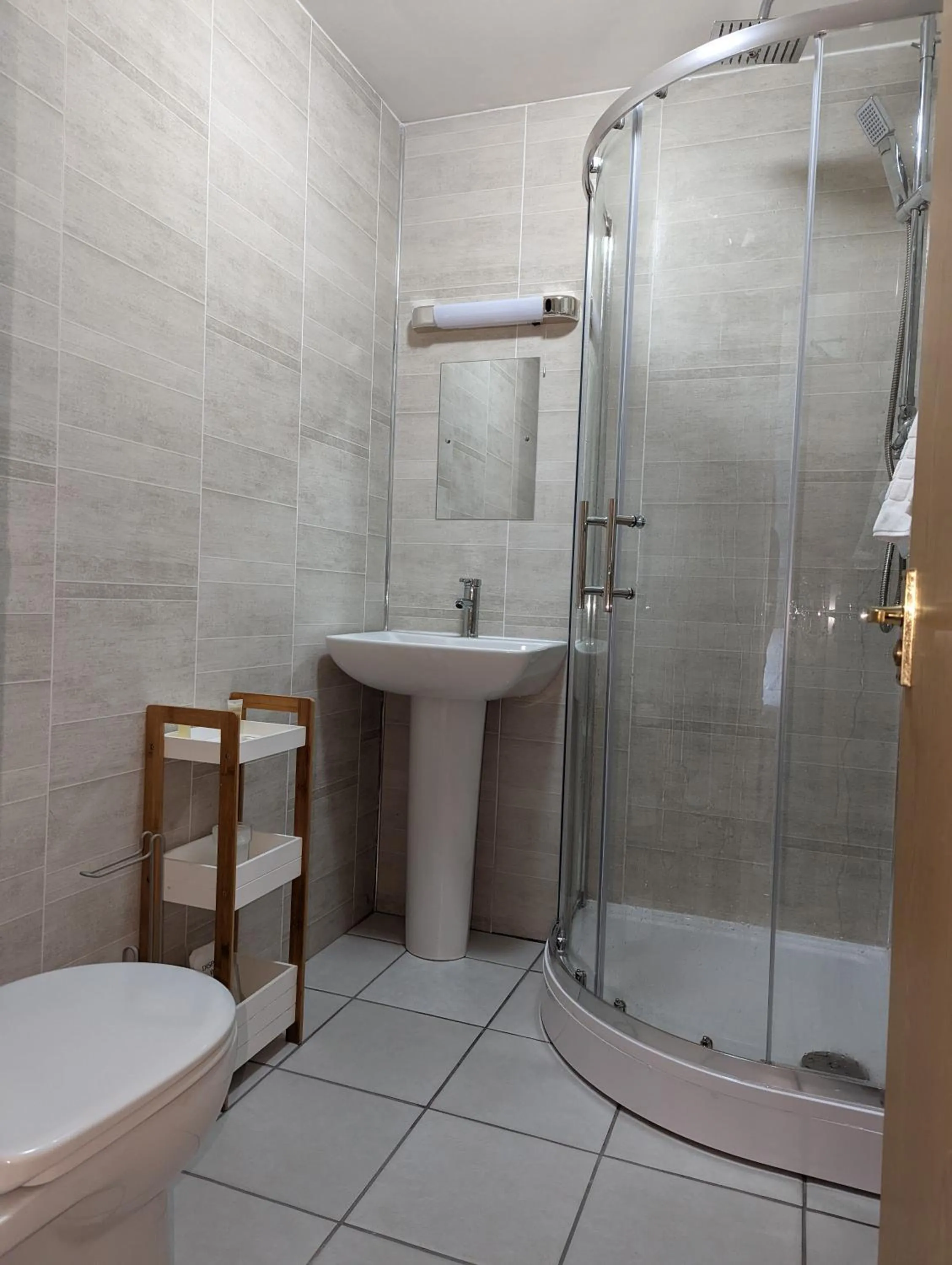 Bathroom in Cottage Court Hotel
