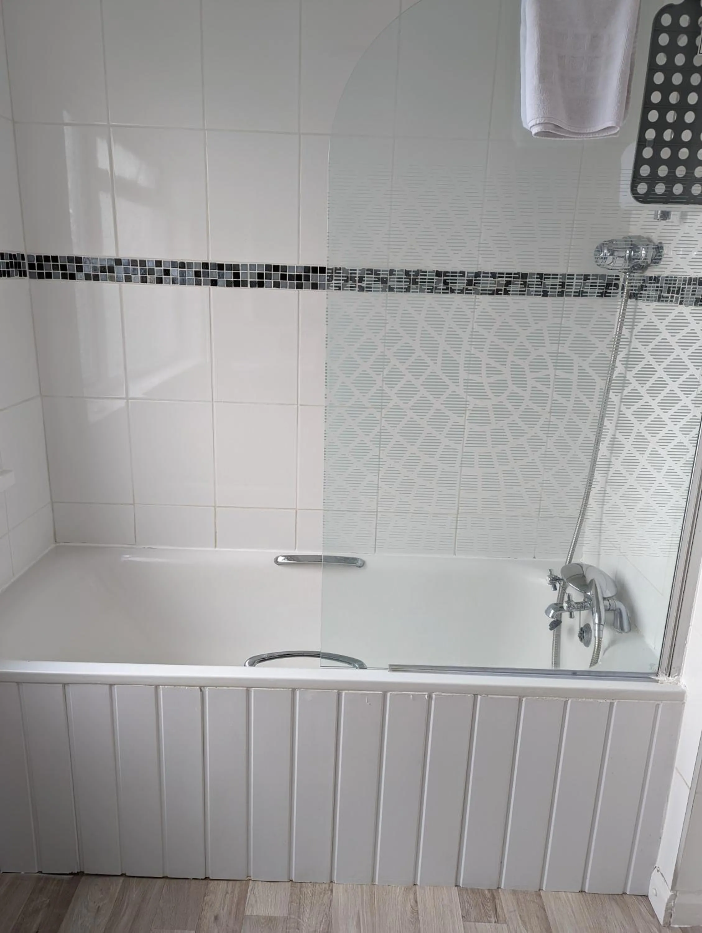Bathroom in Cottage Court Hotel