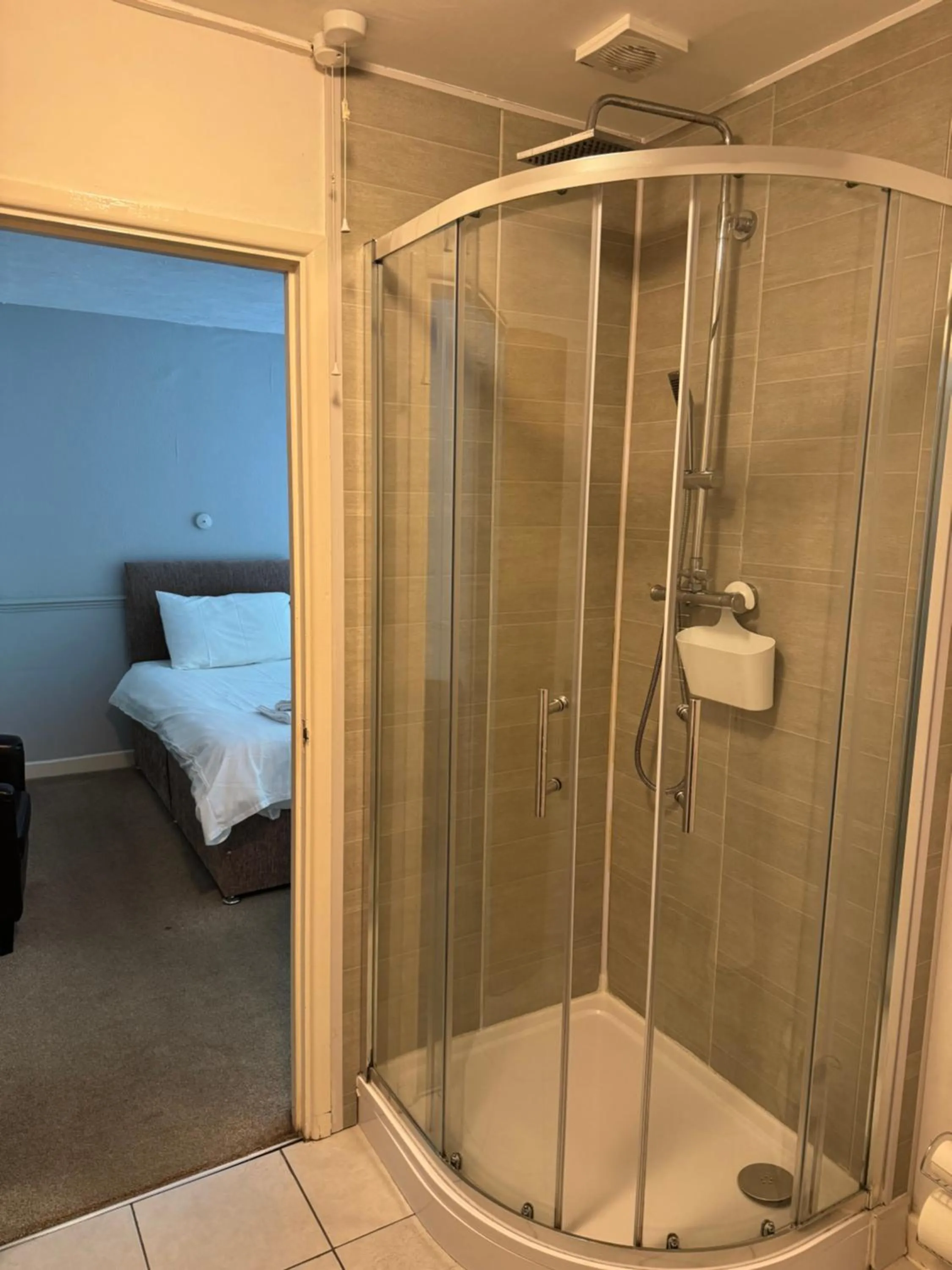 Bed in Cottage Court Hotel