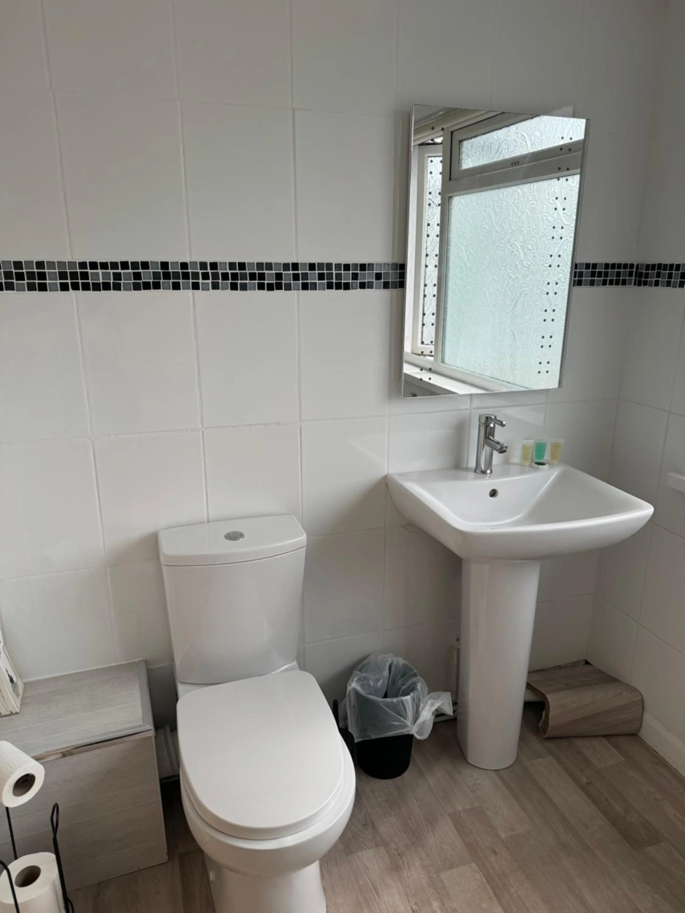 Bathroom in Cottage Court Hotel