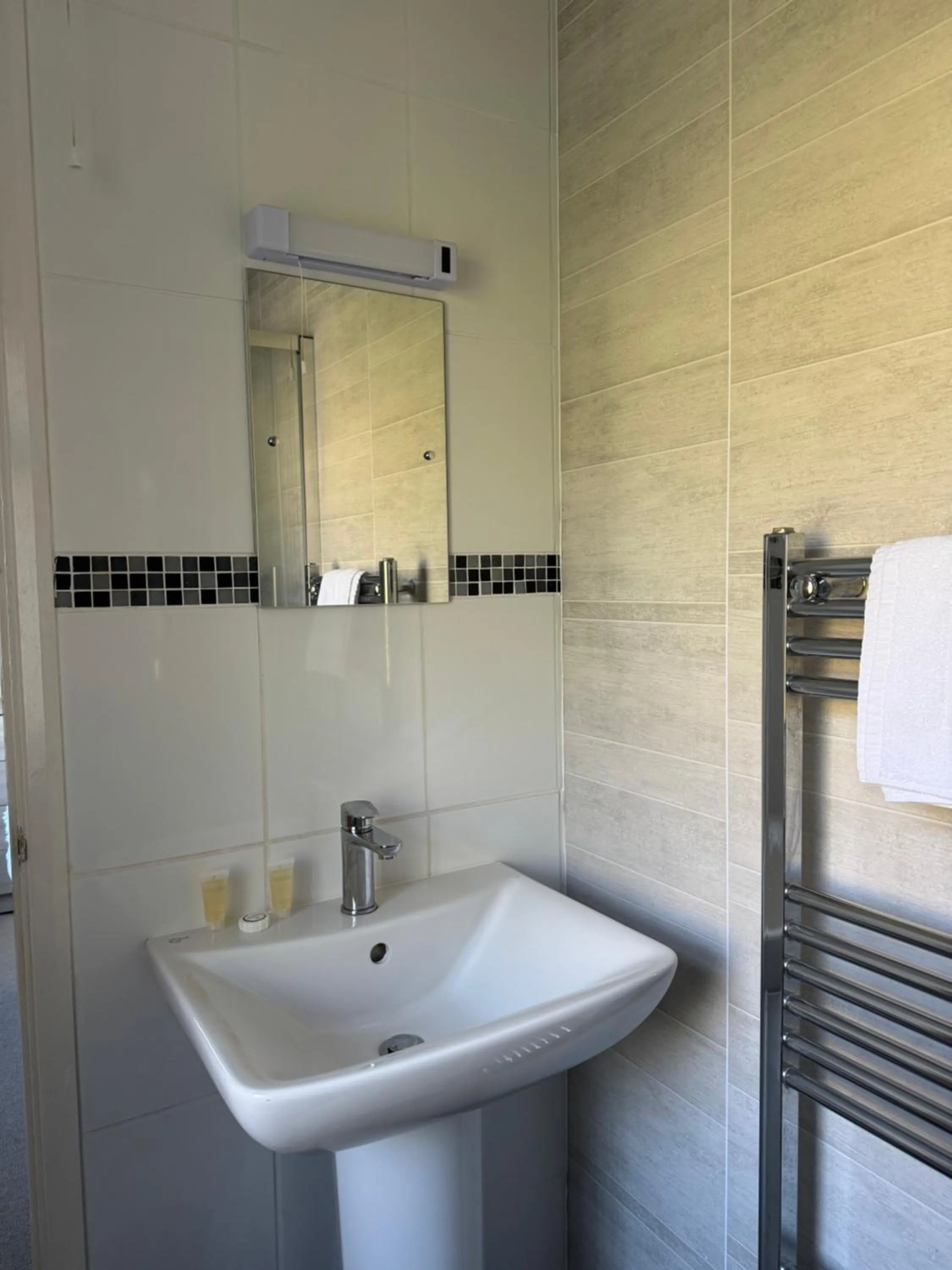 Bathroom in Cottage Court Hotel