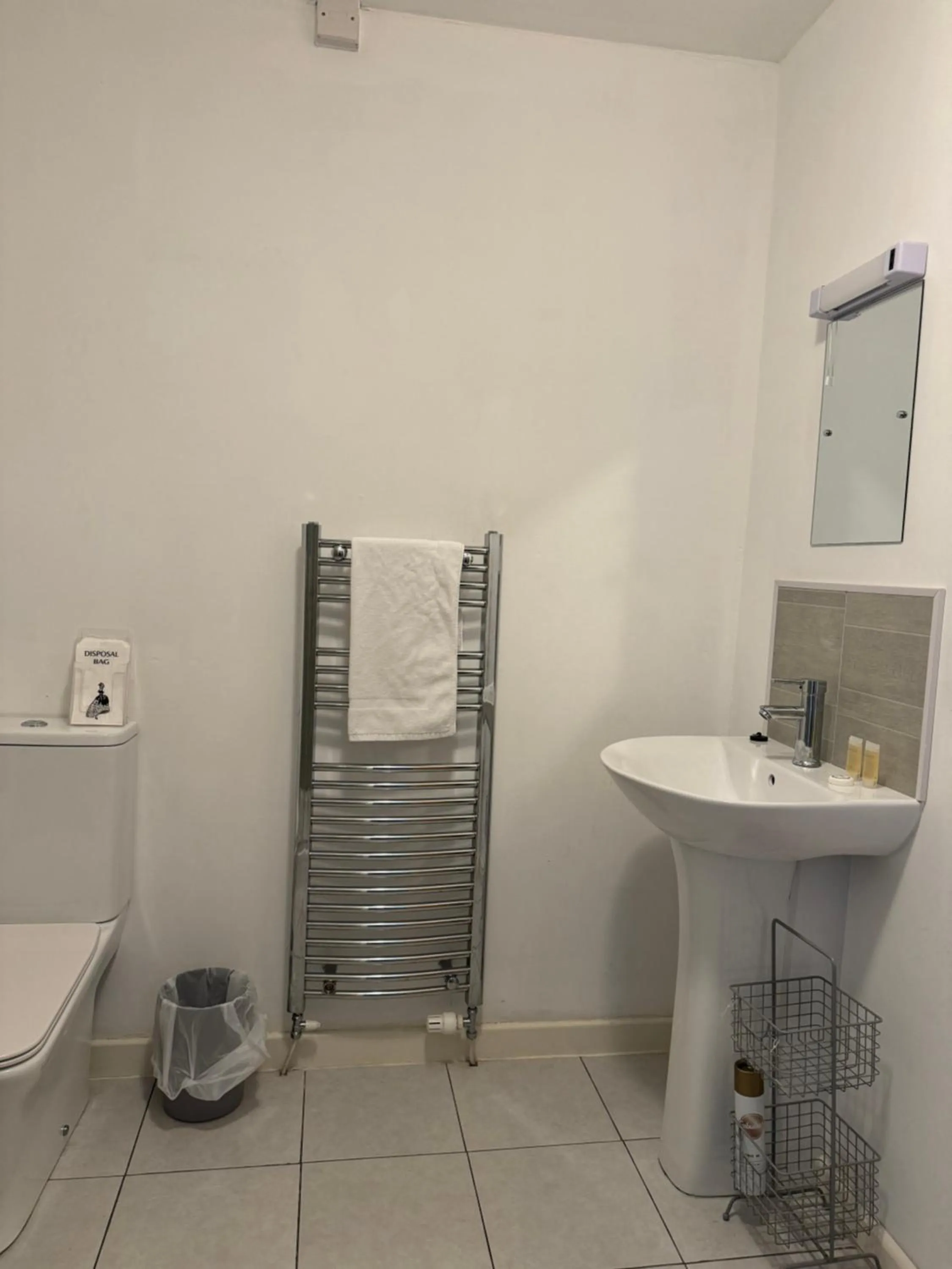 Bathroom in Cottage Court Hotel