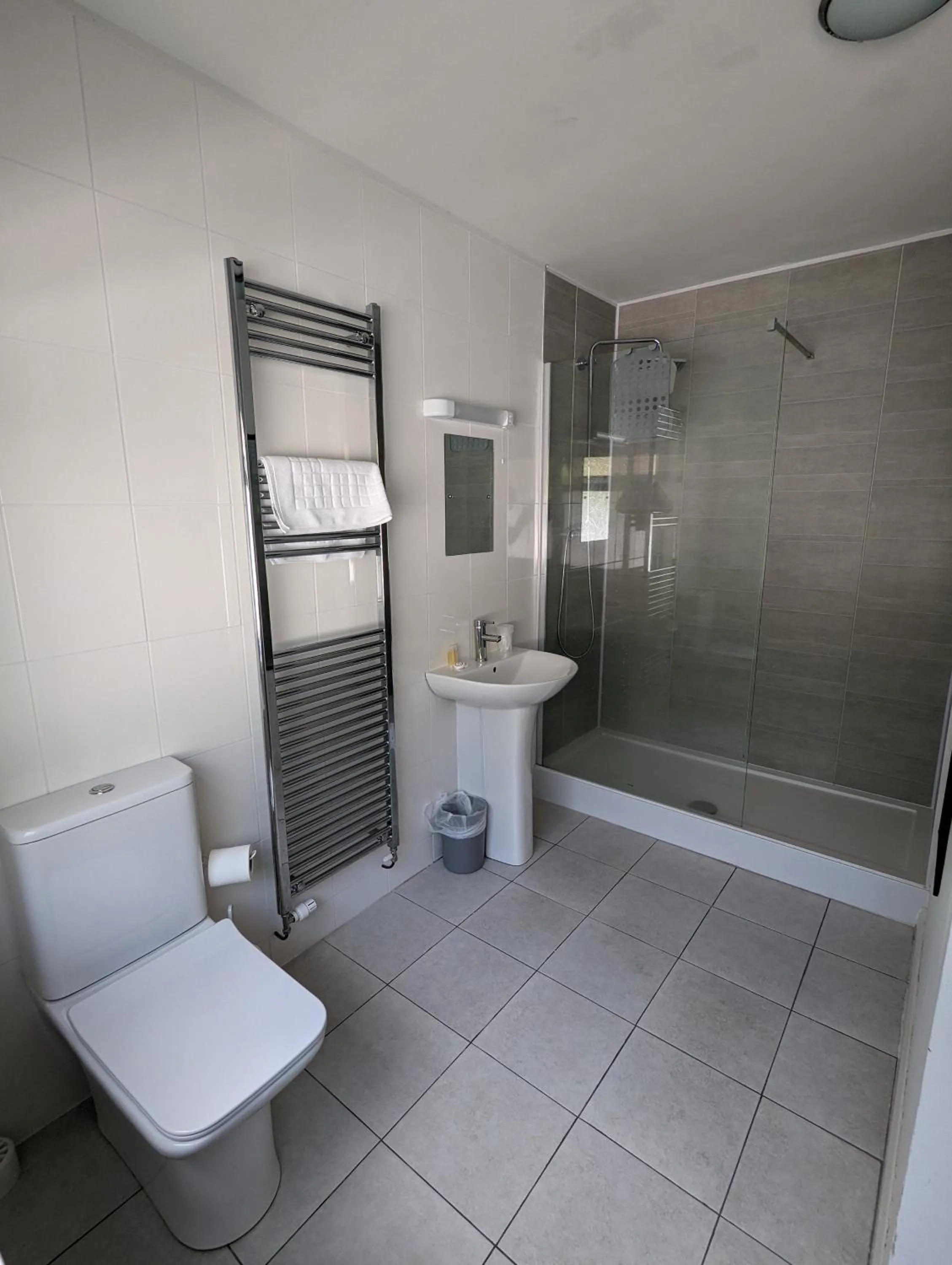 Bathroom in Cottage Court Hotel