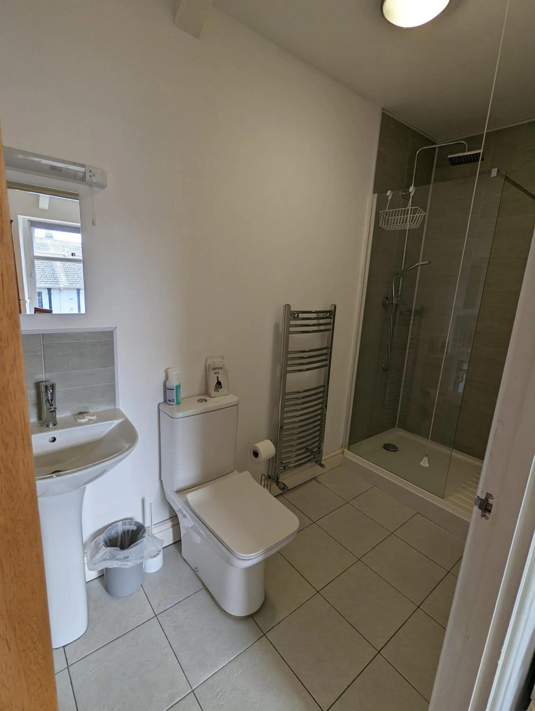 Bathroom in Cottage Court Hotel